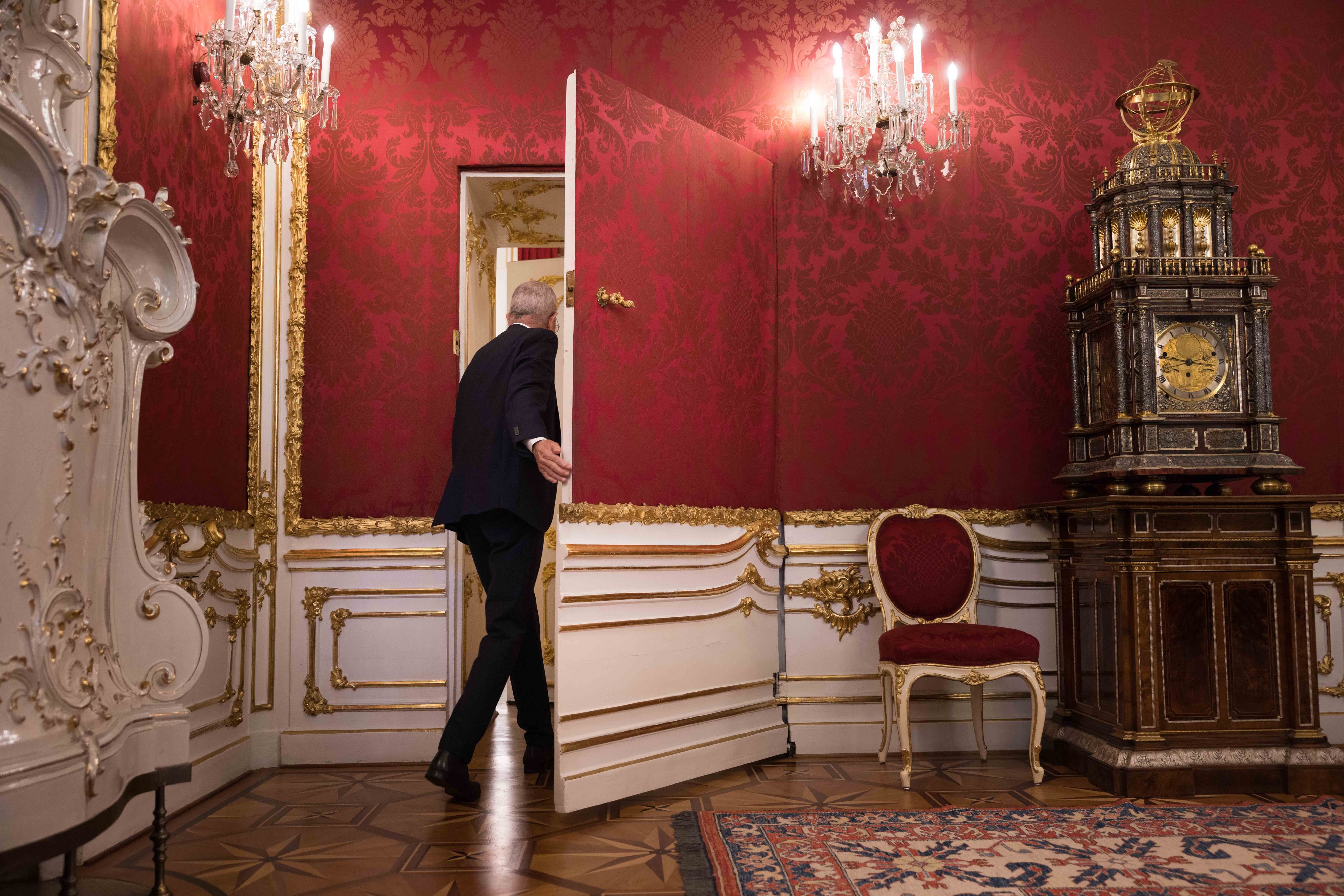 Van der Bellen nimmt die Zuseher mit hinter die berühmte Tapetentür.