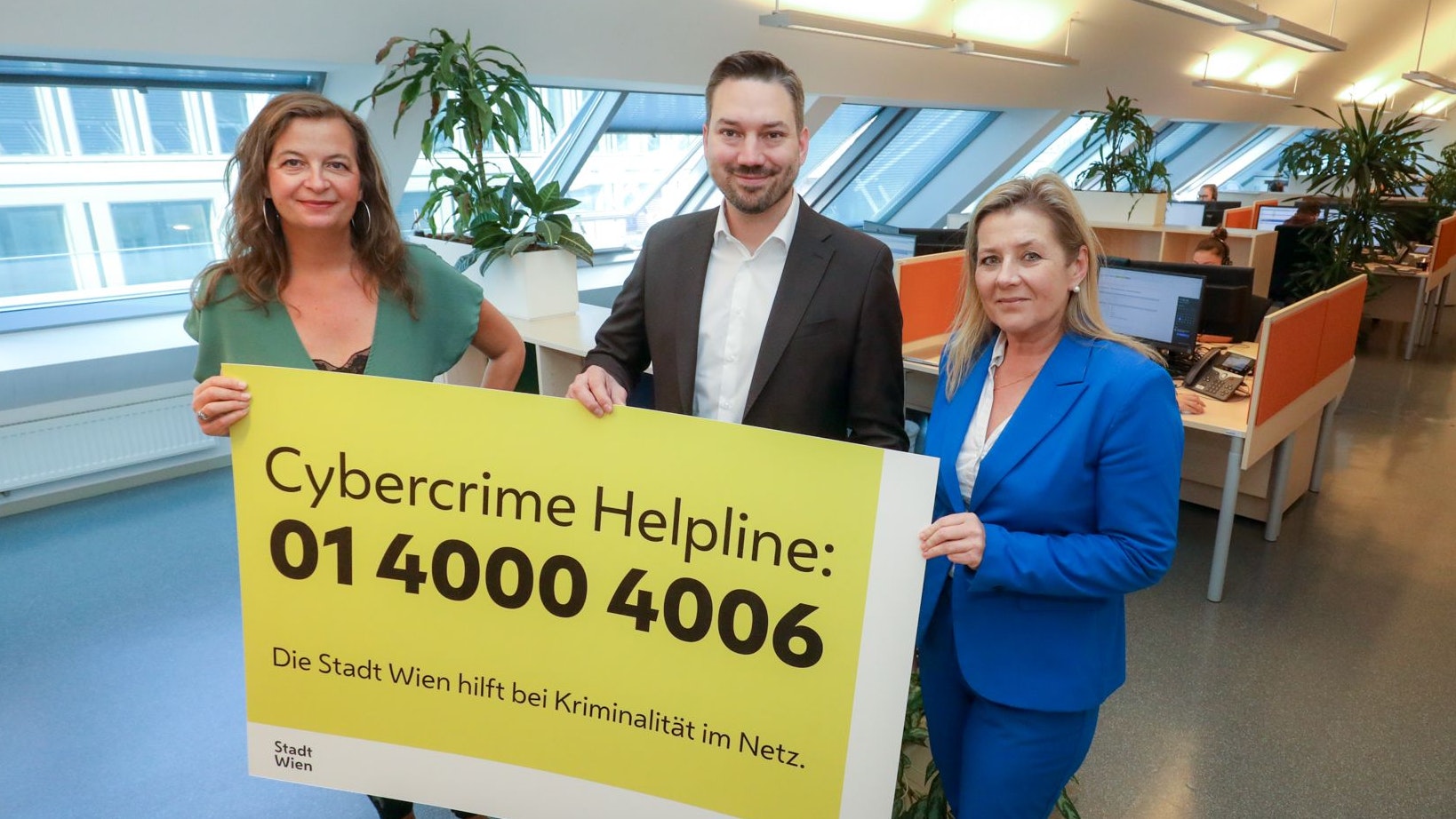 v.l.: Digitalisierungsstadträtin Ulli Sima (SPÖ) mit SPÖ-Gemeinderat Jörg Neumayer (Initiator der Cybercrime Hotline) und Sandra Heissenberger, Chief Information Security Officer (CISO) der Stadt Wien