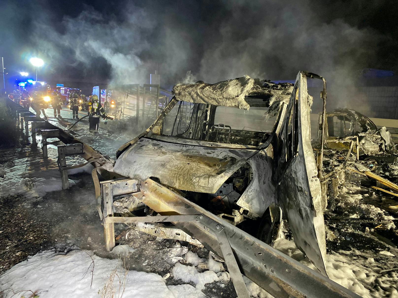 Totalsperre der A12 Fahrtrichtung Innsbruck in der Nacht auf 26. Oktober 2022 nach einem Fahrzeugbrand.