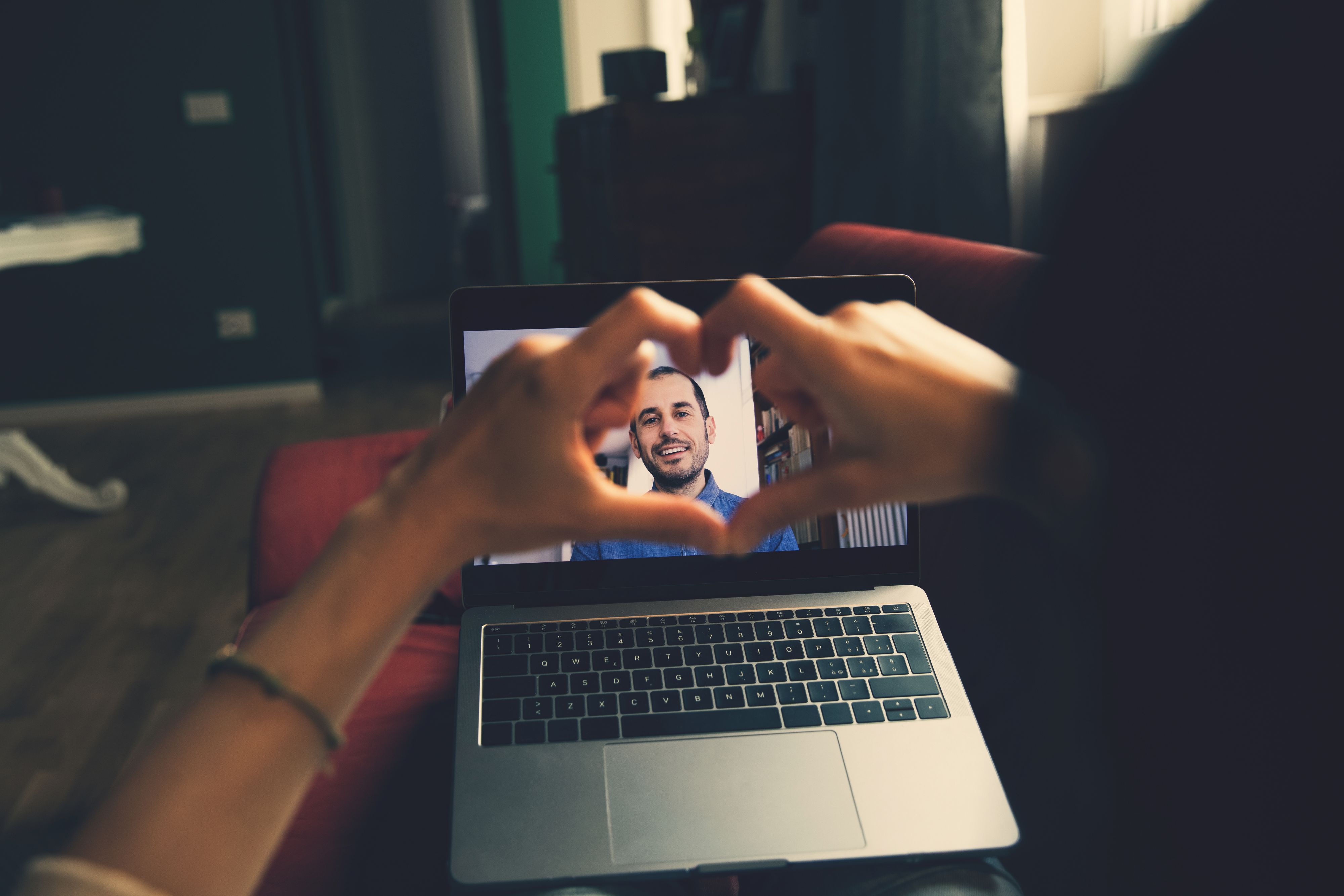 Frau verlor wegen falscher Liebe ein Vermögen im Internet