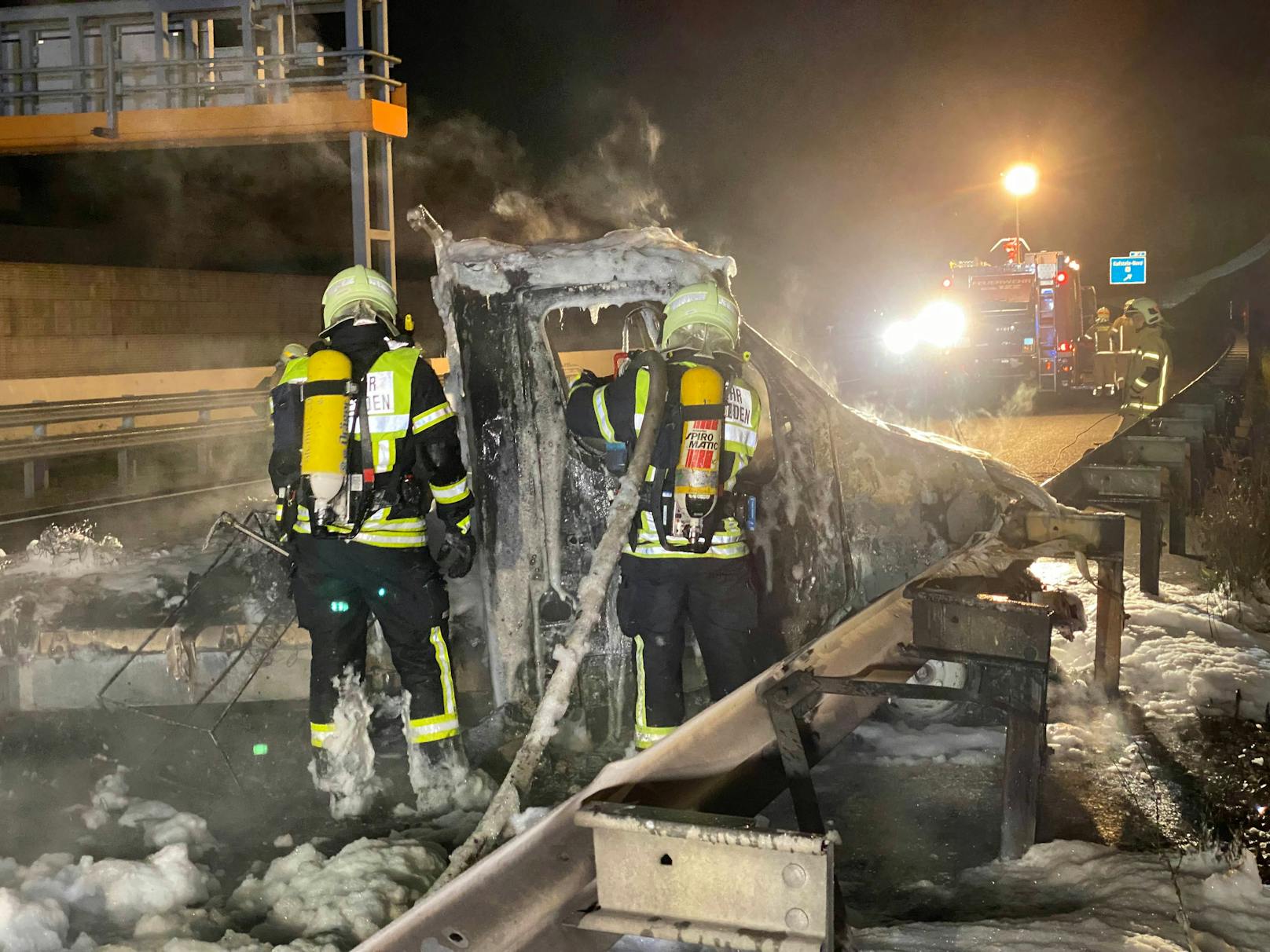 Totalsperre der A12 Fahrtrichtung Innsbruck in der Nacht auf 26. Oktober 2022 nach einem Fahrzeugbrand.