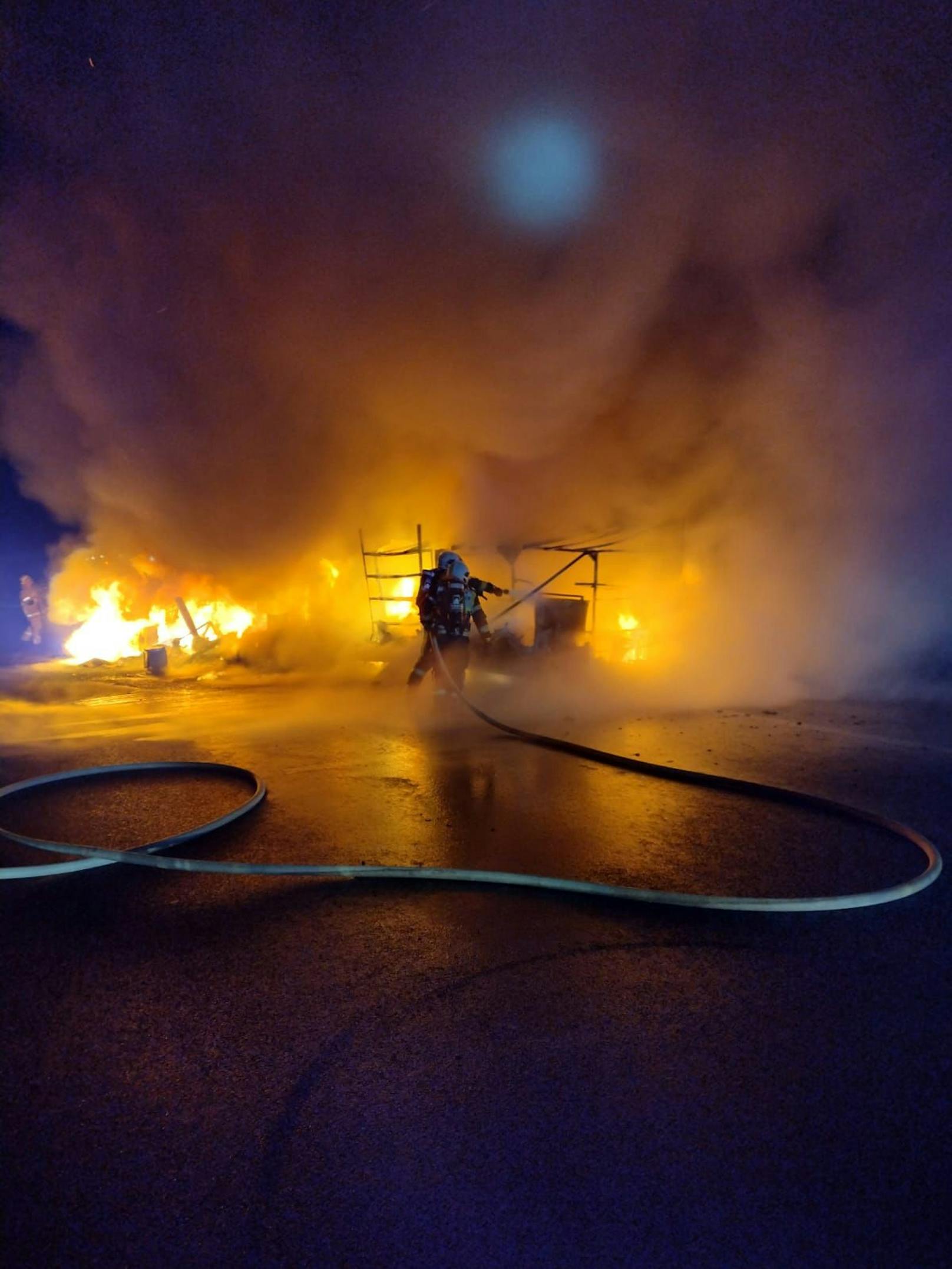 Totalsperre der A12 Fahrtrichtung Innsbruck in der Nacht auf 26. Oktober 2022 nach einem Fahrzeugbrand.