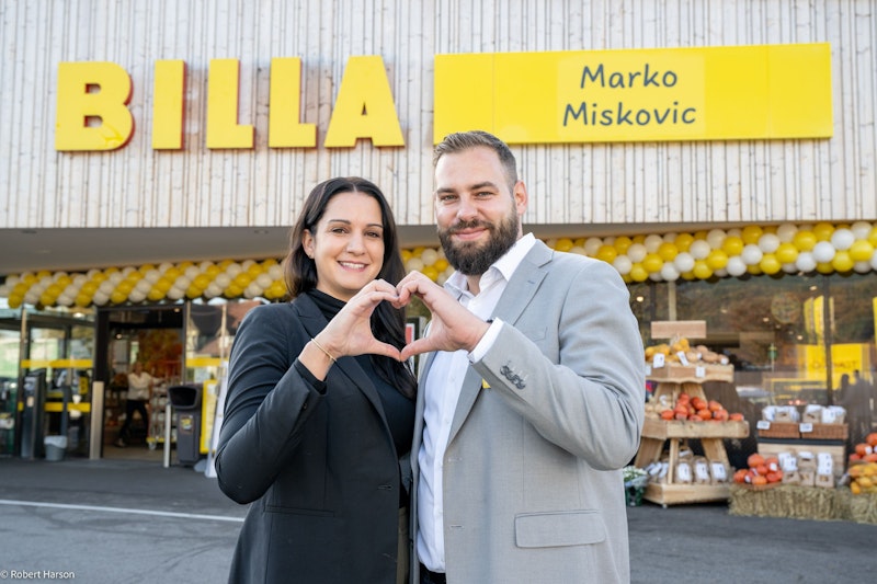 Schon außen auf der Filiale wurde in großen Lettern Miskovics Name (im Bild mit seiner Frau) angebracht.