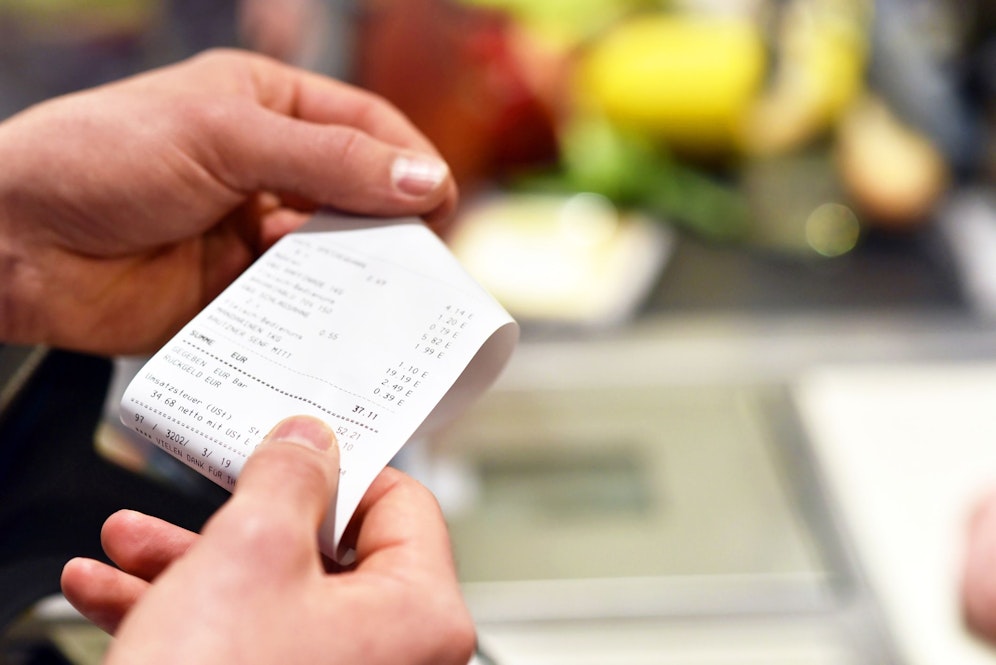 Die Preise im Supermarkt steigen und steigen: das böse Erwachen folgt mit der Rechnung an der Kassa.