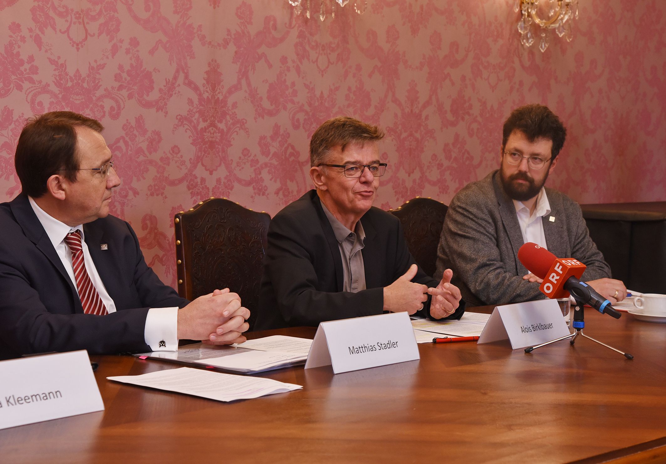 Bürgermeister Matthias Stadler holte sich die Expertenmeinung von Alois Birklbauer ein.