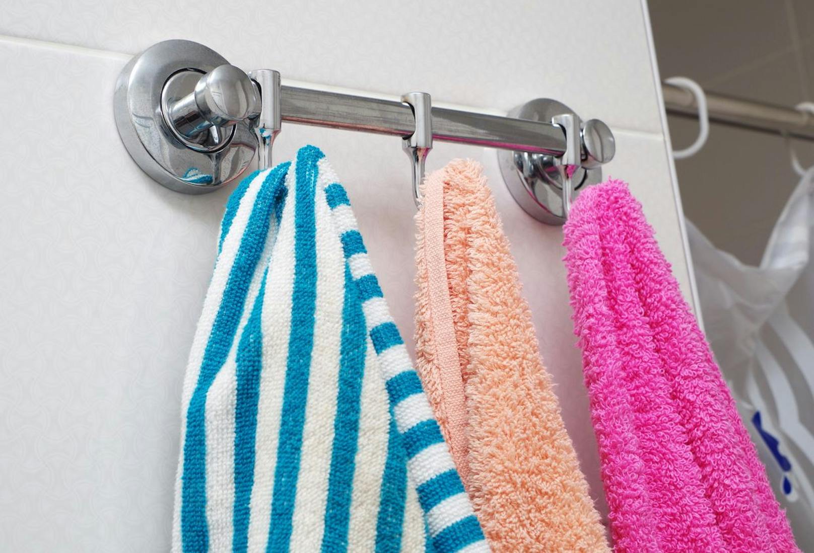 Wenn du es vermeiden kannst, dann solltest du dein Handtuch nicht auf einem Haken hängen. Eng aneinander liegend erweist sich das feuchte Tuch als Brutstätte für Bakterien.