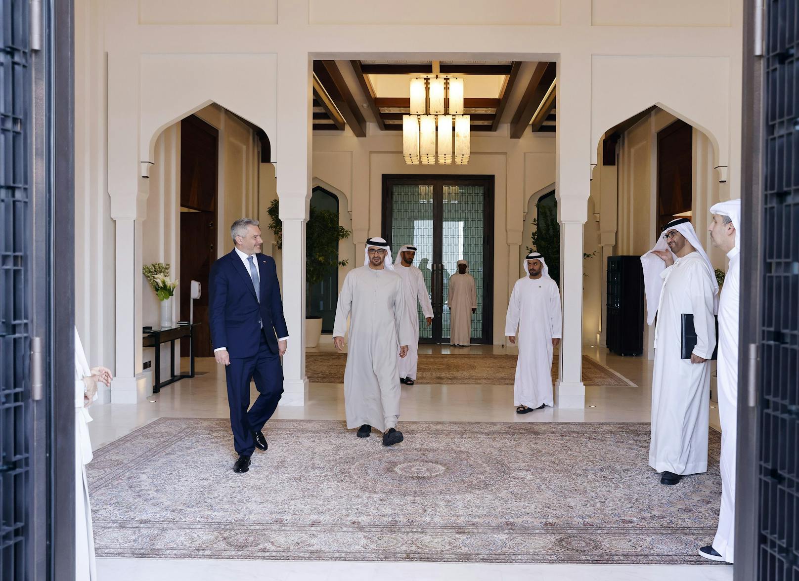 Schon zum zweiten Mal in diesem Jahr ist Bundeskanzler Karl Nehammer (ÖVP) nach Abu Dhabi gereist, um über Gaslieferungen nach Österreich zu verhandeln.