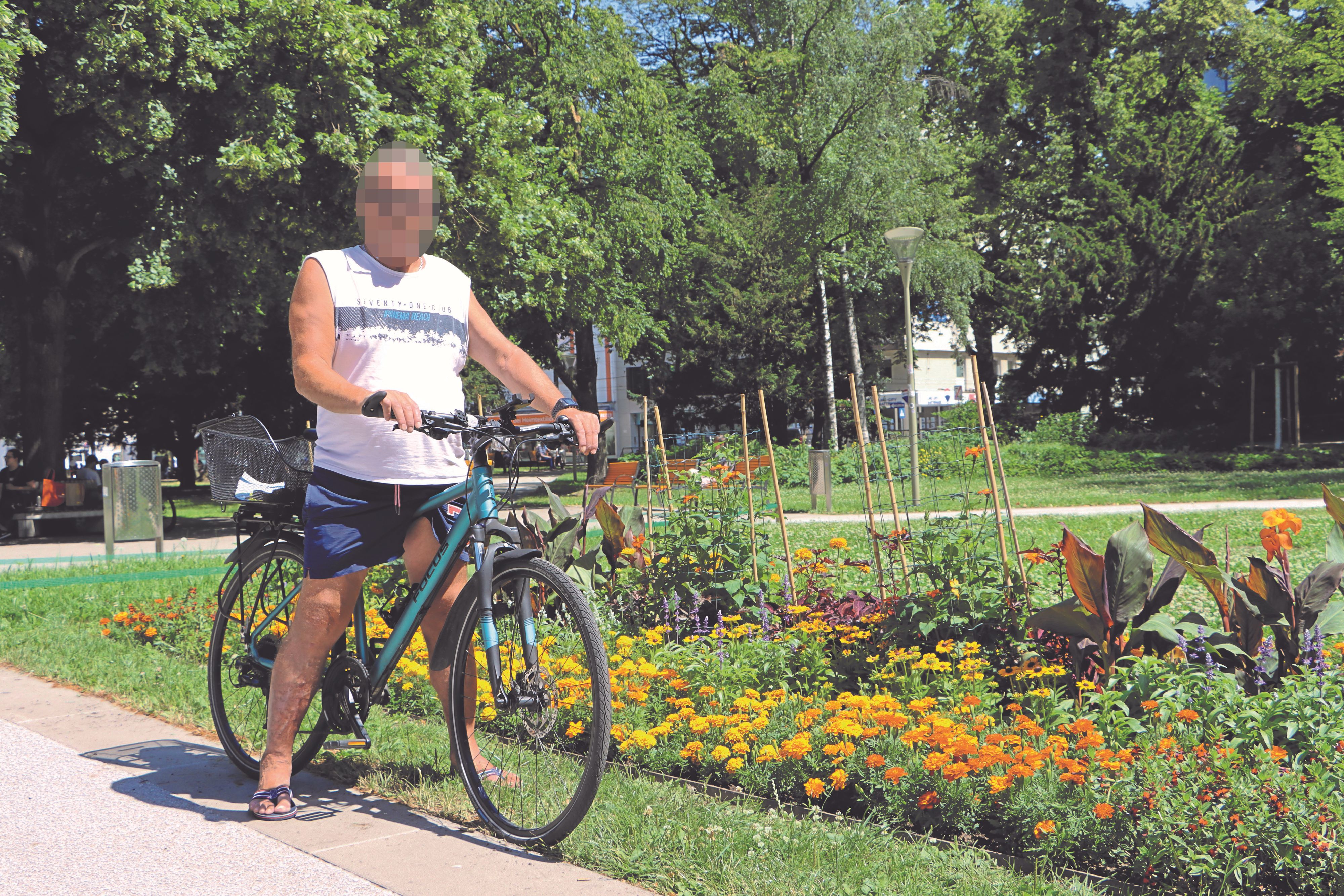 Walter fährt mit seinem Rad oft in fünf verschiedene Geschäfte.