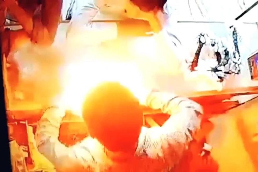 Das Smartphone explodierte in den Händen des Shop-Besitzers.