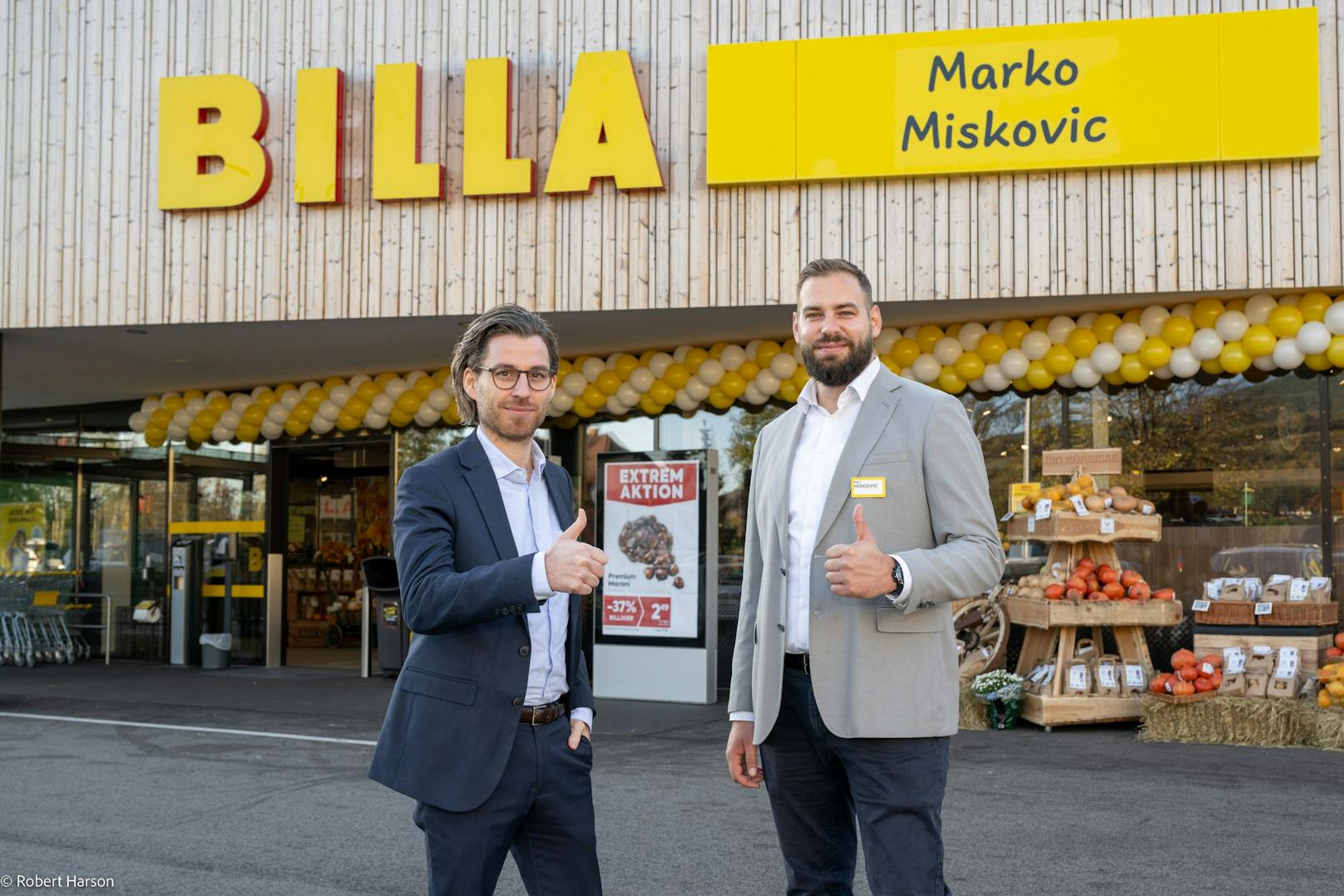 Brian Beck (l., Billa-Vorstand "Großhandel und Kaufleute") und Marko Miskovic, der erste selbstständige Billa-Kaufmann, vor dem feierlich eröffneten Markt in Gloggnitz (NÖ).