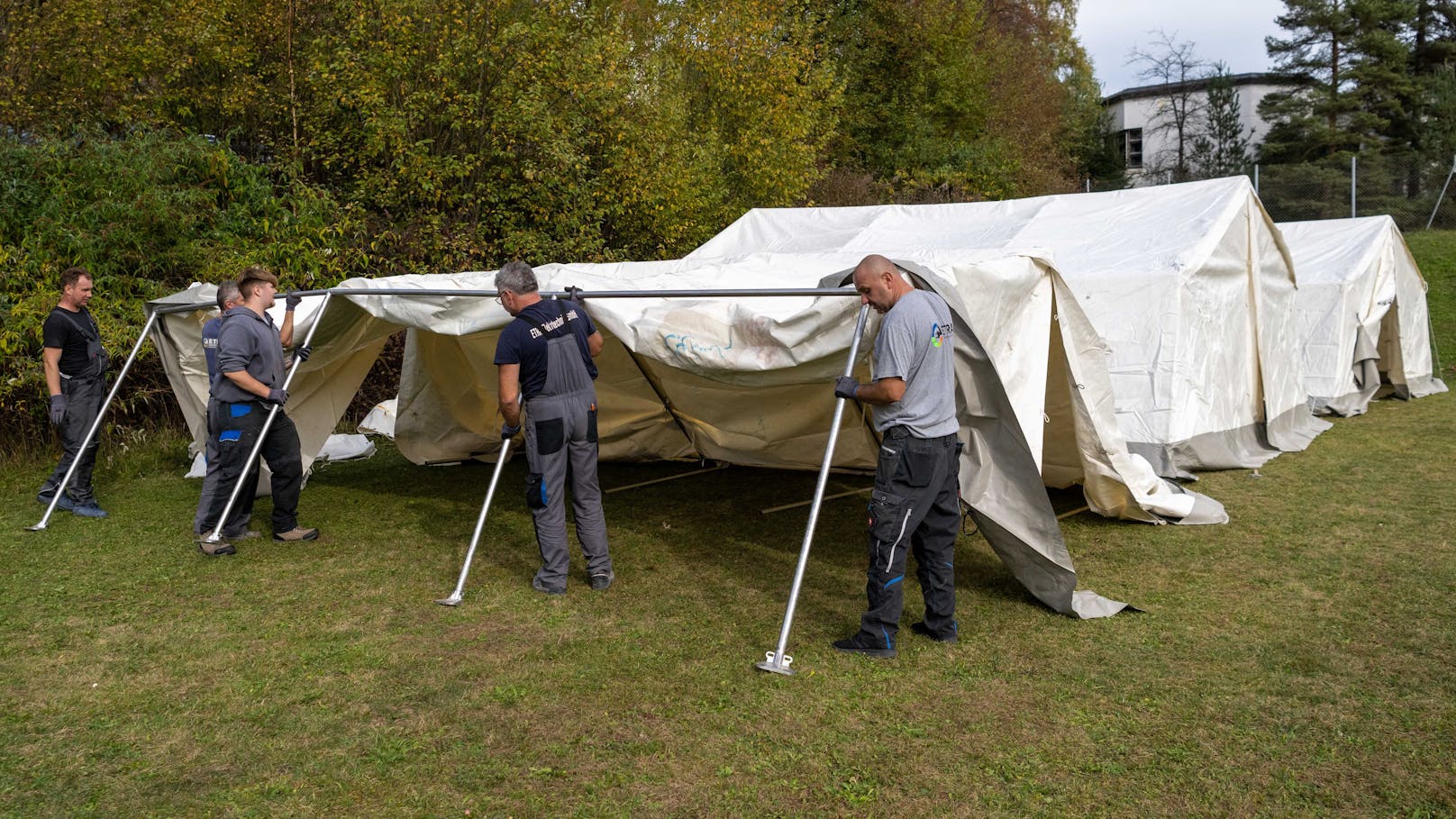 Die Zelte am Gelände der Polizeischule Wiesenhof in Absam (Bezirk Innsbruck-Land) wurden vergangene Woche aufgestellt.