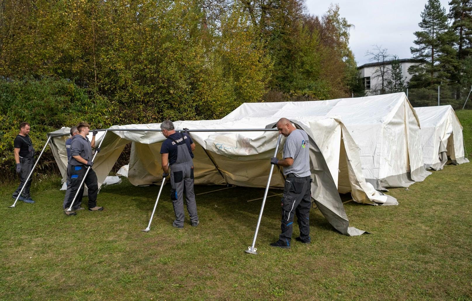 Weiter Wirbel um Asyl-Zelte – Gemeinden protestieren