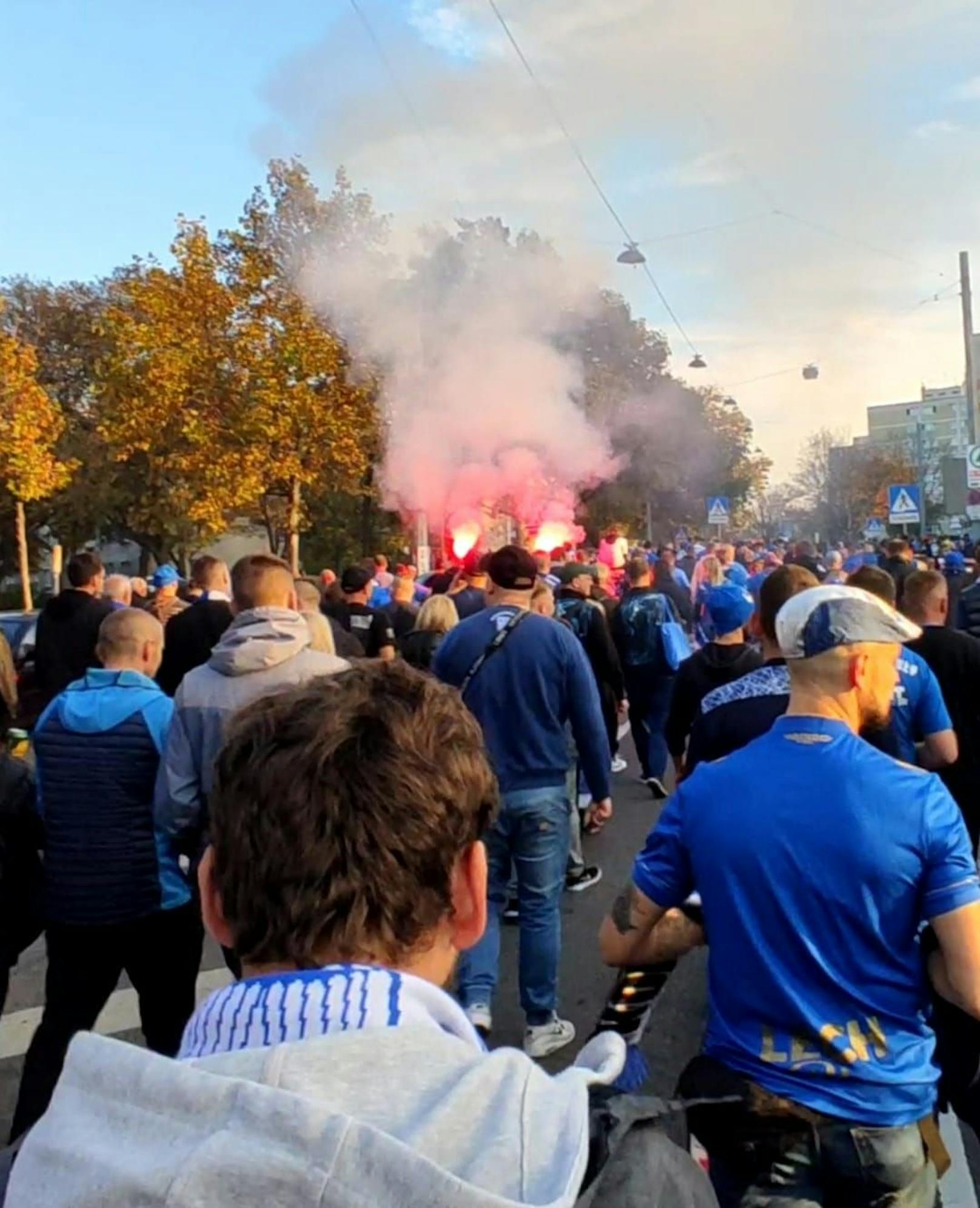 Die Lech Posen-Ultras waren auch mit Bengalen unterwegs.