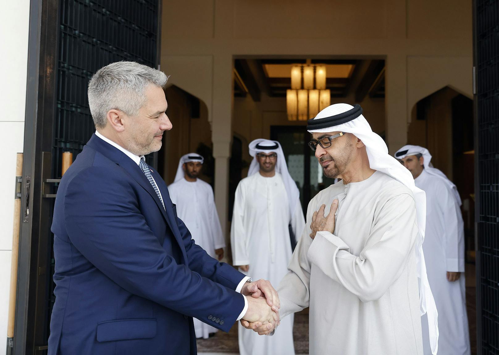 Bundeskanzler Karl Nehammer bei einem Treffen mit Präsident Sheikh Mohamed Bin Zayed Al-Nahyan 