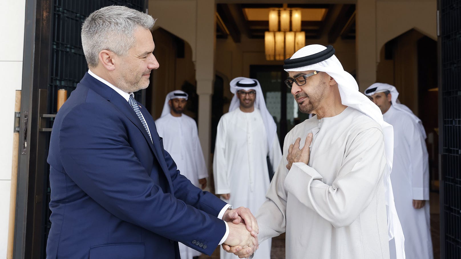 Bundeskanzler Karl Nehammer bei einem Treffen mit Präsident Sheikh Mohamed Bin Zayed Al-Nahyan 