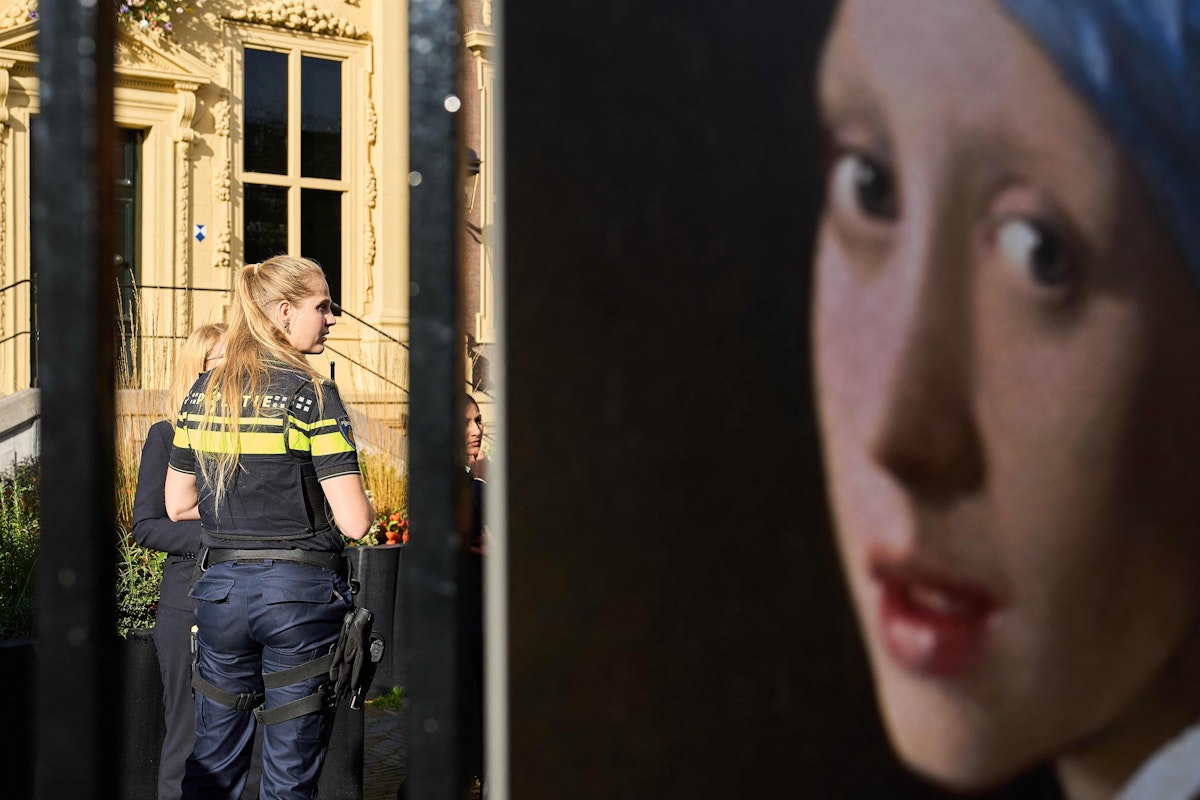 Download von www.picturedesk.com am 27.10.2022 (18:35).  A police woman stands guard outside the Mauritshuis museum after an attempt to smear the Johannes Vermeer's painting "Girl with a Pearl Earring" in The Hague, 27 October 2022. - Dutch police arrested three people after climate activists targeted Johannes Vermeer's painting "Girl with a Pearl Earring" at the Mauritshuis museum in The Hague (Photo by Phil Nijhuis / ANP / AFP) / Netherlands OUT - 20221027_PD5367 - Rechteinfo: Rights Managed (RM) Nur für redaktionelle Nutzung! Werbliche Nutzung erfordert Freigabe: bitte schicken Sie uns eine Anfrage.