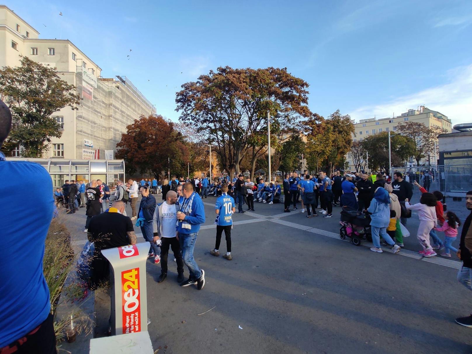 Hunderte Fans feierten am Reumannplatz.