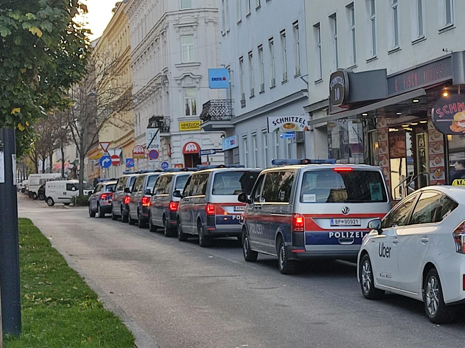 Großaufbot der LPD Wien.