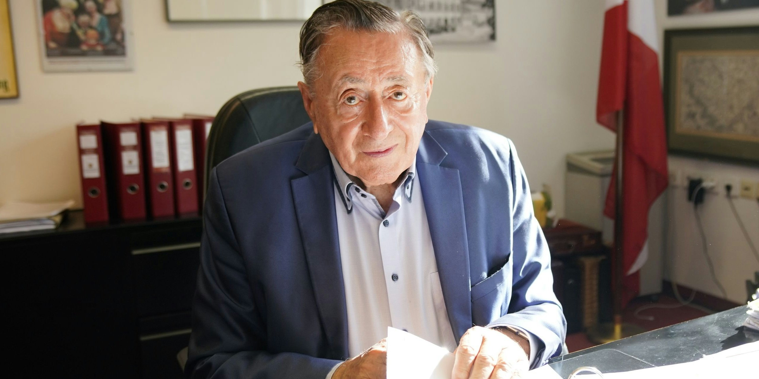 In seinem roten Aktenordner sammelt Richard Lugner "Bewerbungen" von Frauen