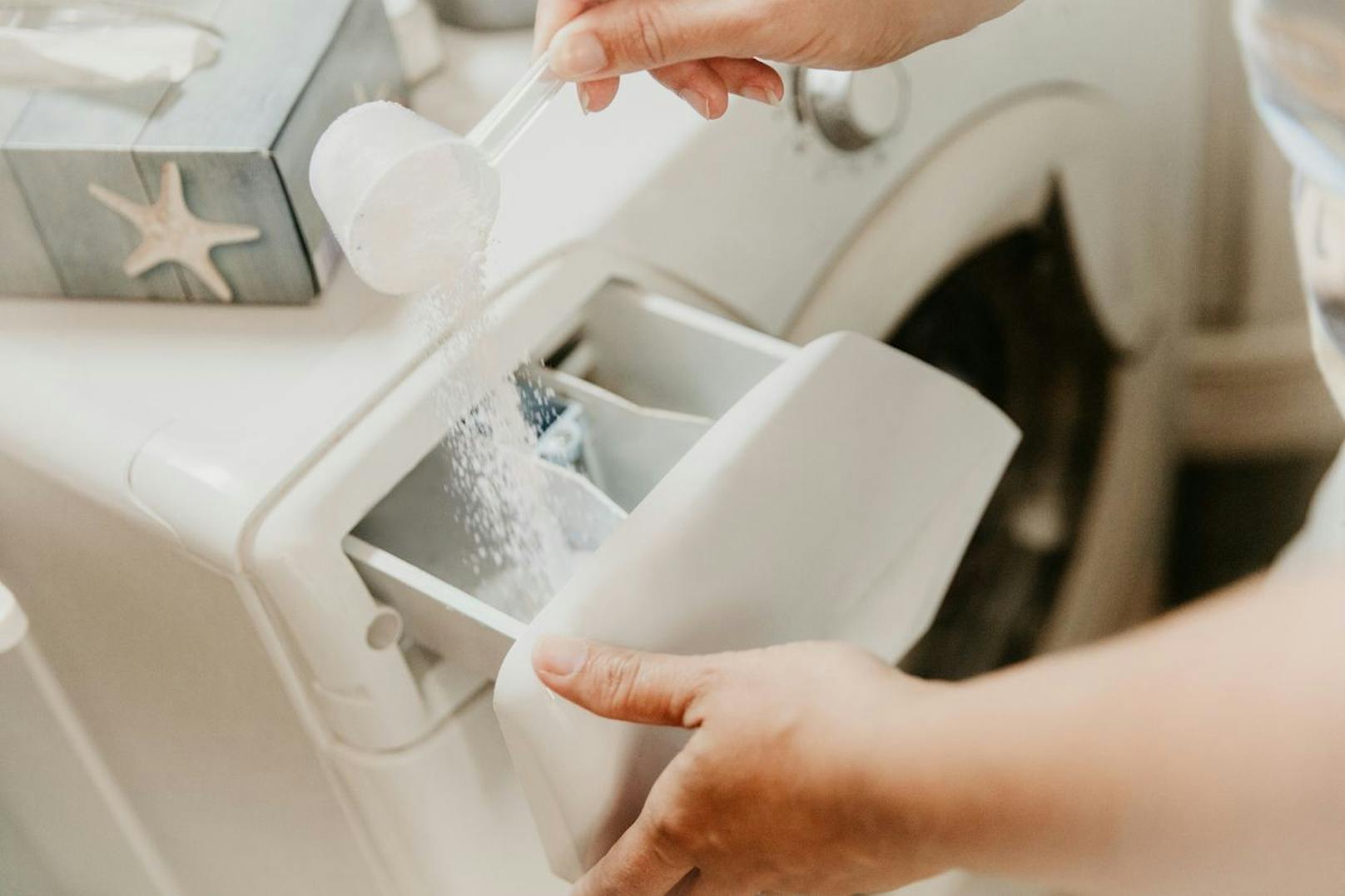 Wenn du dein Handtuch wäschst, dann solltest du sehr sparsam mit dem Waschmittel umgehen. Über die Zeit kommt es zu Ablagerungen, die sich am Material festsetzen. Das führt zu einer verminderten Qualität deines Stoffes und kratzt auch noch richtig. 