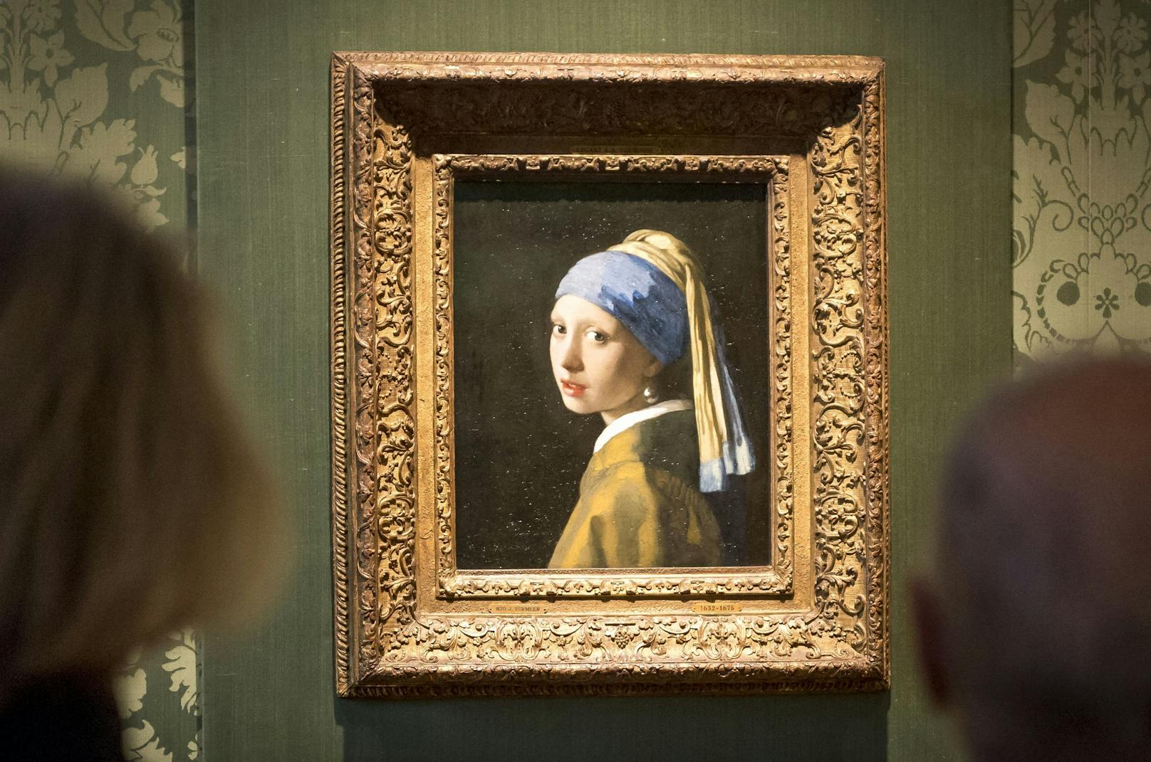 "Das Mädchen mit dem Perlenohrgehänge" aus dem Jahr 1665 ist das bekannteste Werk des niederländischen Barock-Malers Johannes Vermeer.