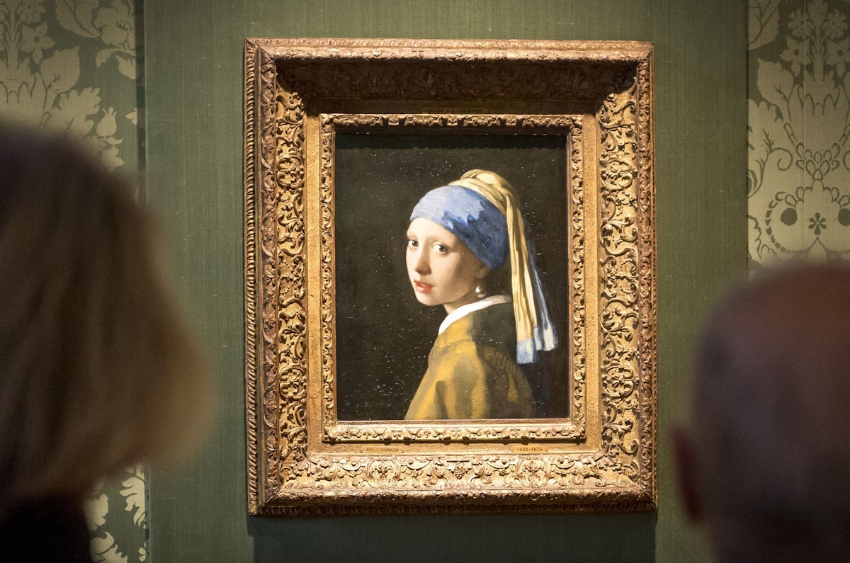 Download von www.picturedesk.com am 27.10.2022 (18:35).  Visitors looks at the Johannes Vermeer's painting "Girl with a Pearl Earring" at the Mauritshuis museum in The Hague, 27 October 2022. - Dutch police arrested three people after climate activists targeted Johannes Vermeer's painting "Girl with a Pearl Earring". (Photo by Lex van Lieshout / ANP / AFP) / Netherlands OUT - 20221027_PD5378 - Rechteinfo: Rights Managed (RM) Nur für redaktionelle Nutzung! Werbliche Nutzung erfordert Freigabe: bitte schicken Sie uns eine Anfrage.