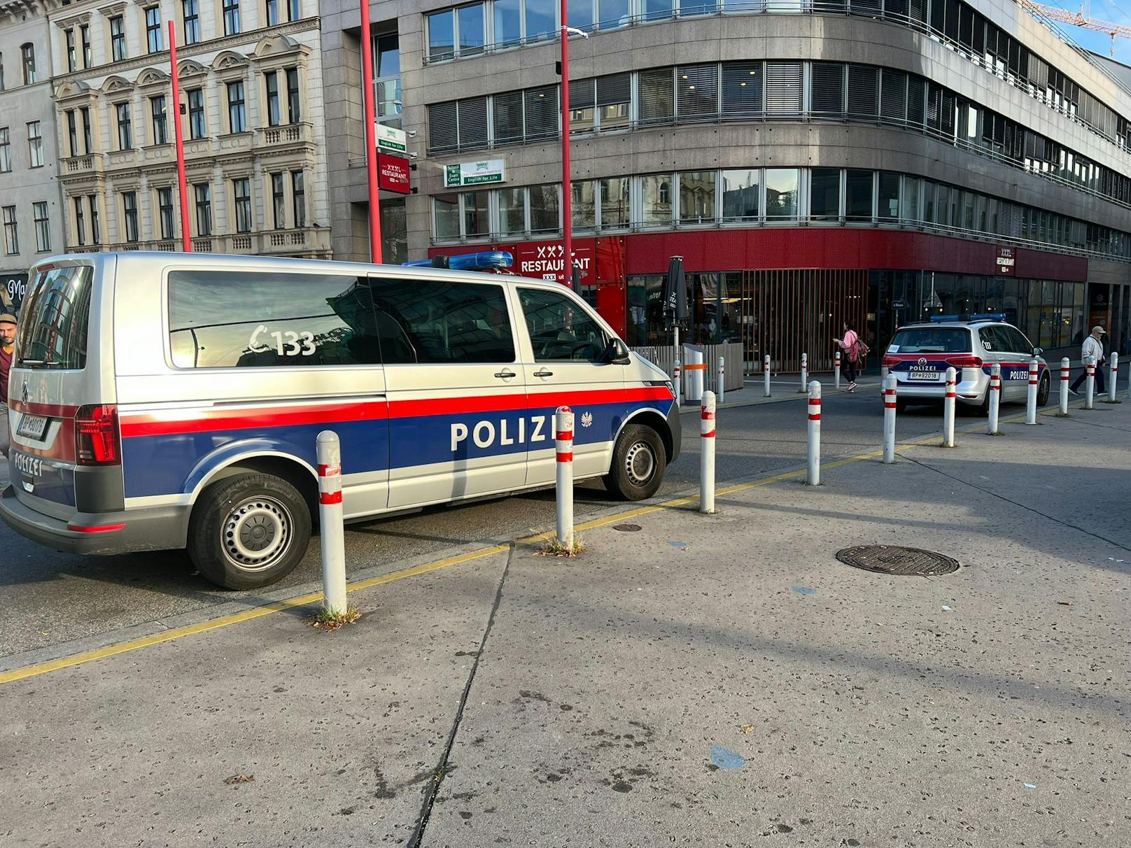 Die Einsatzwägen der LPD Wien.