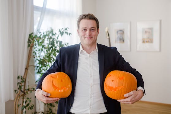 Auch ein großer Halloween-Fan: Landesrat Stefan Kaineder