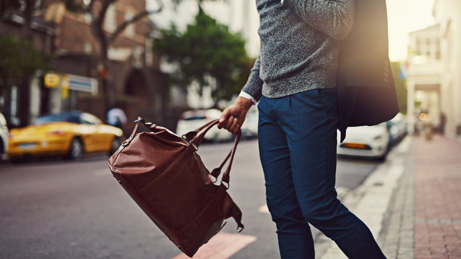 Handtaschen sind Accessoires, die man typischerweise an der Frau zu sehen bekommt. Geschlechterrollen sind aber nicht mehr das, was sie einst waren. Nun steht es auch Männern frei modische Crossbags, Shopper & Co nach Lust und Laune zu tragen. 