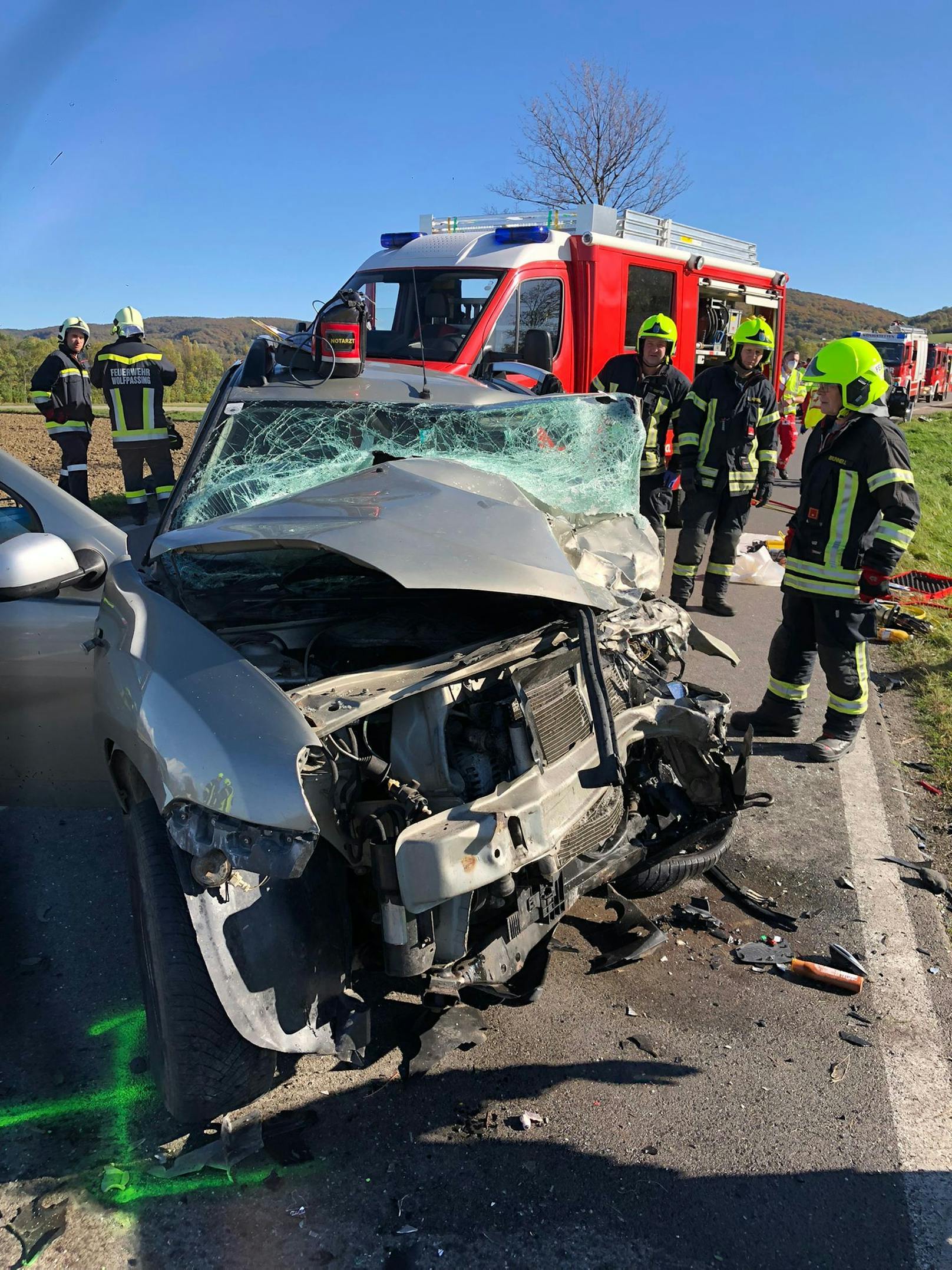 Die Feuerwehr musste die Frau aus dem Wrack befreien.