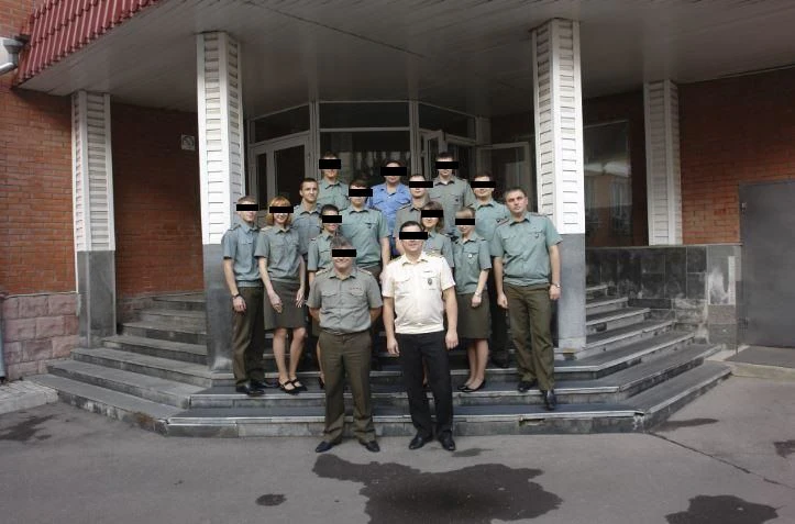 Ein Teil der "Fernbedienungs-Mörder" posiert in Moskau.