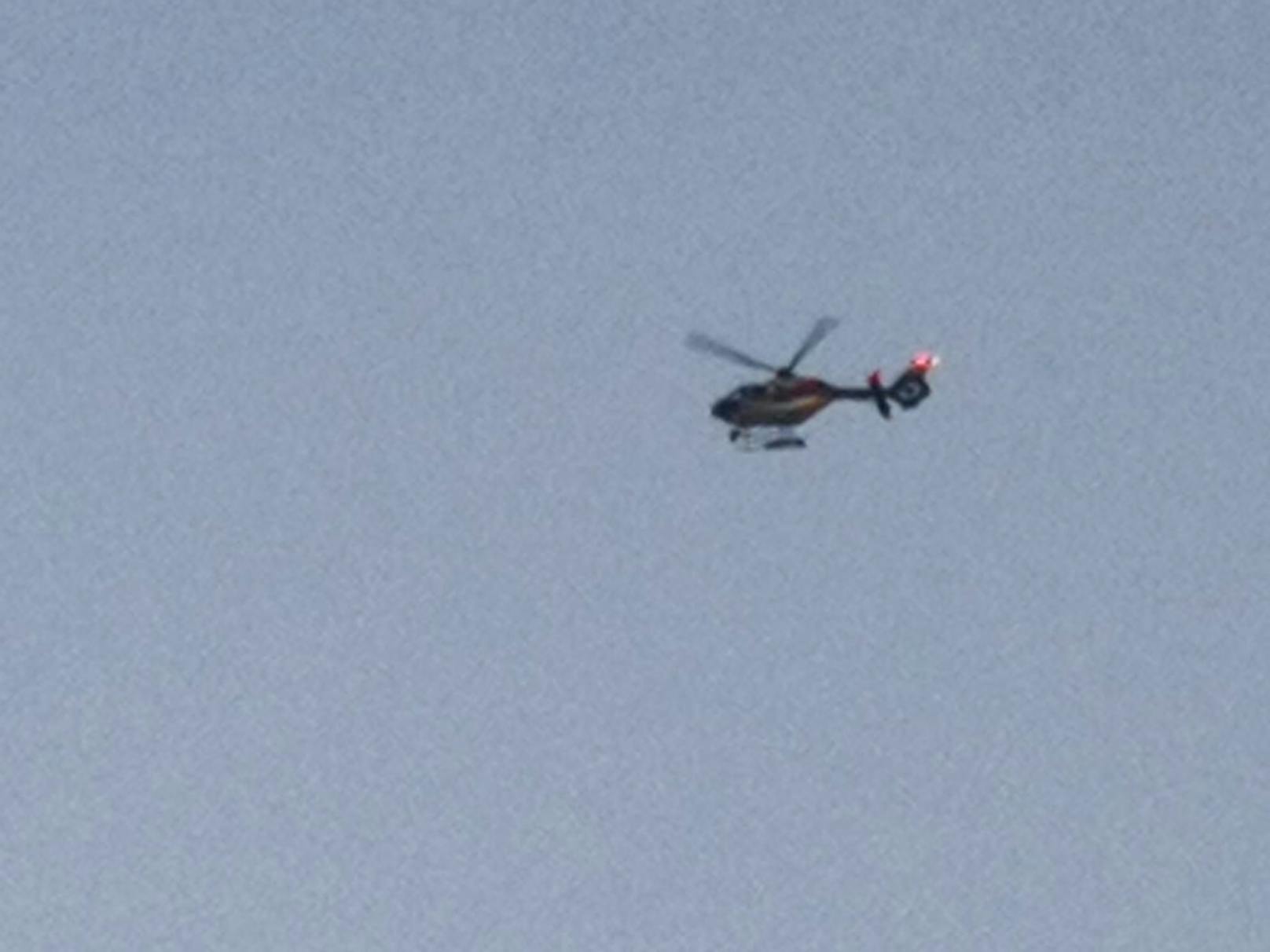 Auch ein Polizei-Hubschrauber ist im Einsatz.