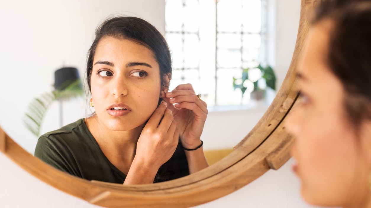 Die Wahl deines Ohrrings sagt viel über deinen eigenen Geschmack aus und sie der nette Schmuck kein deine Gesichtszüge entweder auf gute oder auf schlechte Art zur Geltung bringen. 