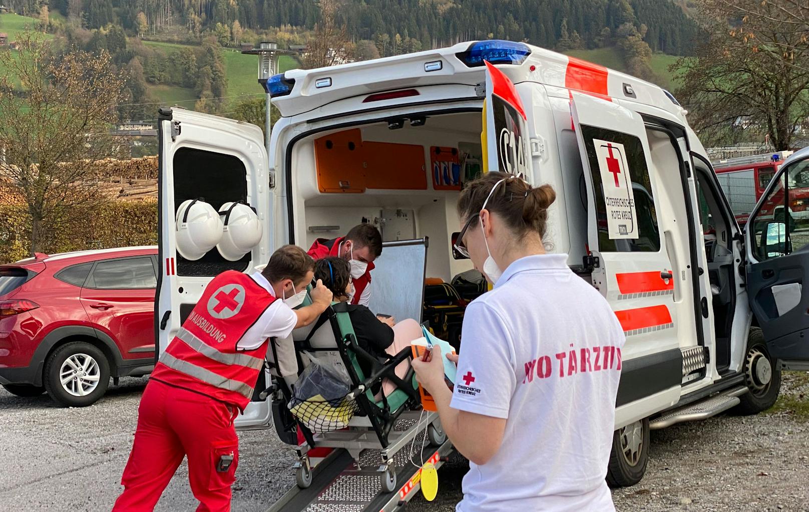 Ein Chlorgas-Austritt in einem Hallenbad im Tiroler Fügen hat mehrere Verletzte gefordert. Die Feuerwehr reagierte mit einem Großeinsatz.