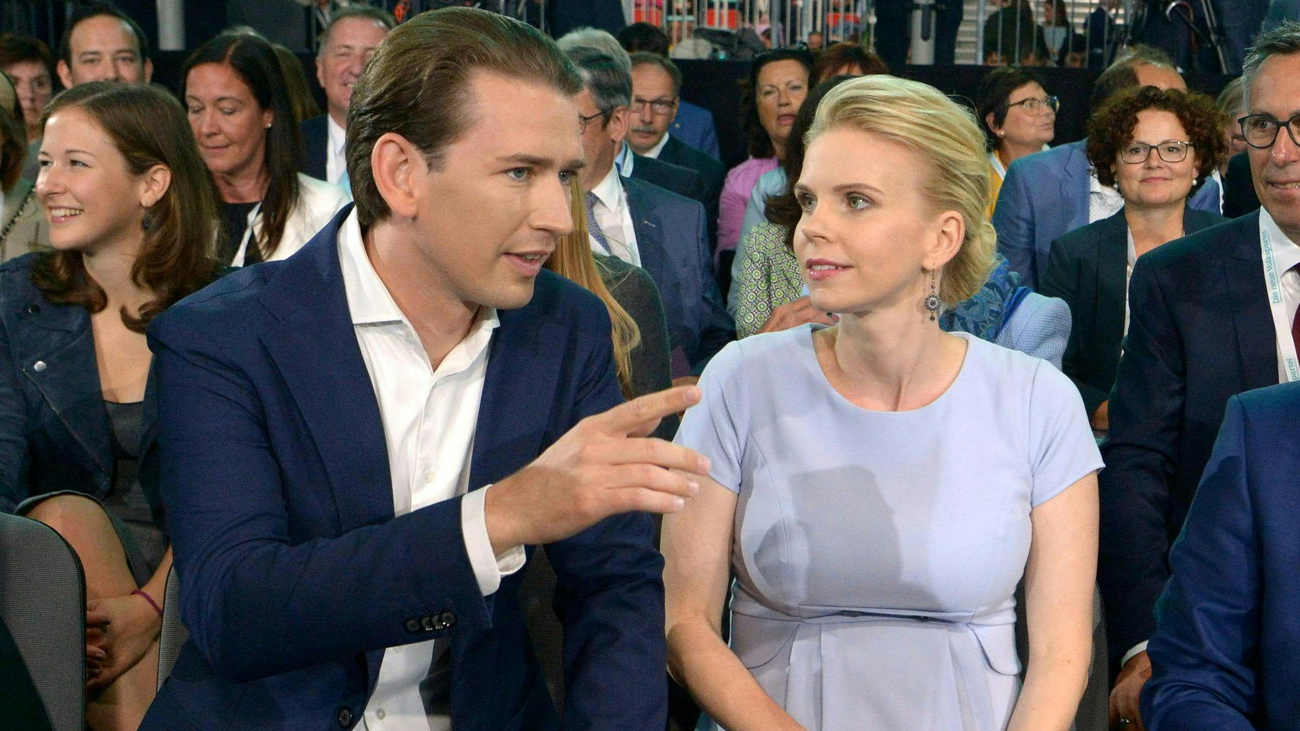 Alt-Kanzler Sebastian Kurz mit seiner Lebensgefährtin Susanne beim ÖVP-Bundesparteitag 2021.