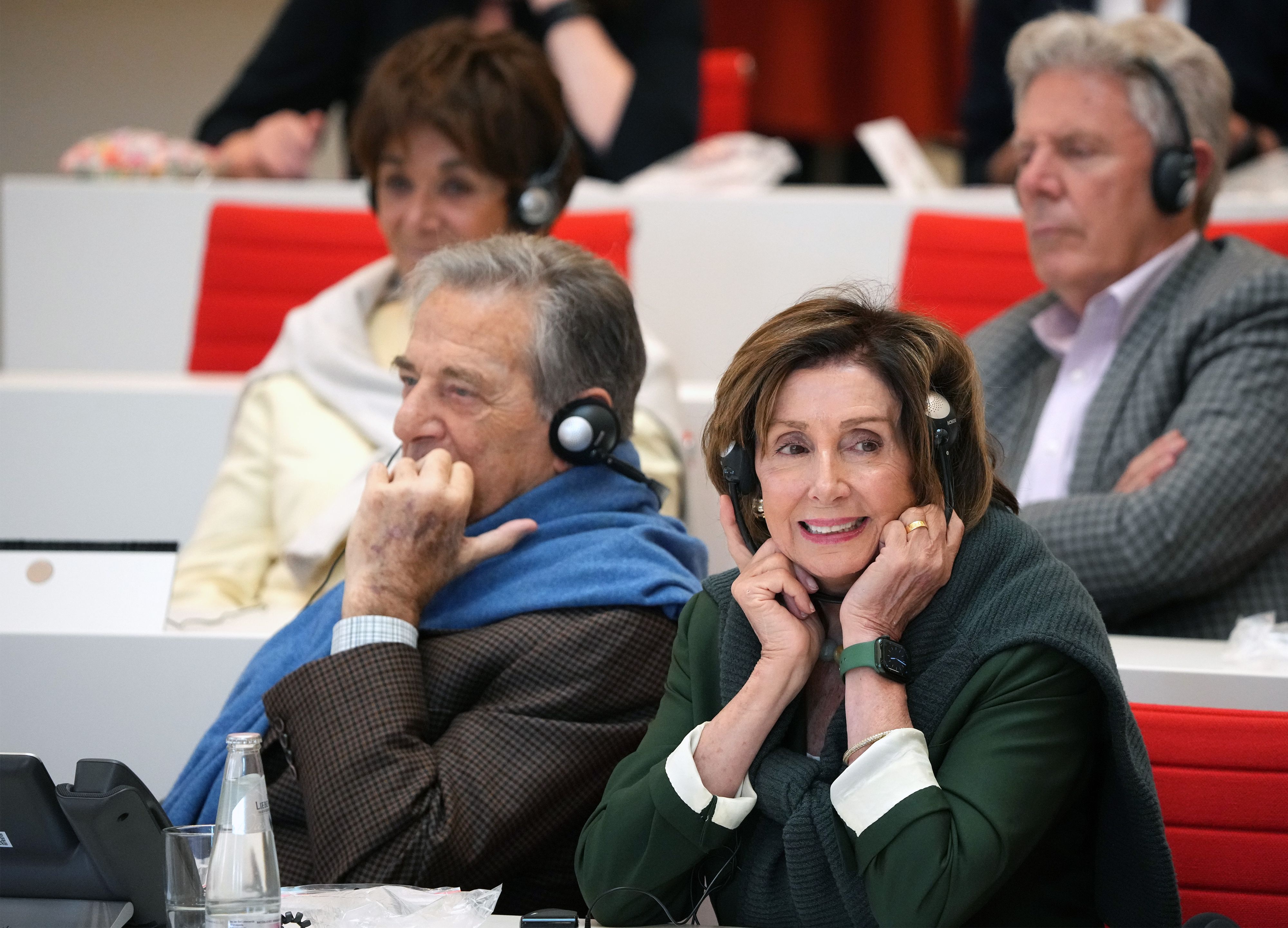 Download von www.picturedesk.com am 28.10.2022 (19:30).  17 September 2022, Brandenburg, Potsdam: Nancy Pelosi, Speaker of the U.S. House of Representatives, and her husband Paul Pelosi sit in the plenary hall of the Brandenburg State Parliament during the speech by State Parliament President Liedtke. As part of their conference lasting several days, the presidents of the parliaments of the G7 countries also visited Potsdam. Photo: Soeren Stache/dpa - 20220917_PD2426 - Rechteinfo: Rights Managed (RM)