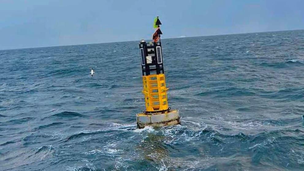 An diese Boje geklammert überlebte der Kajak-Fahrer nach seiner Havarie …