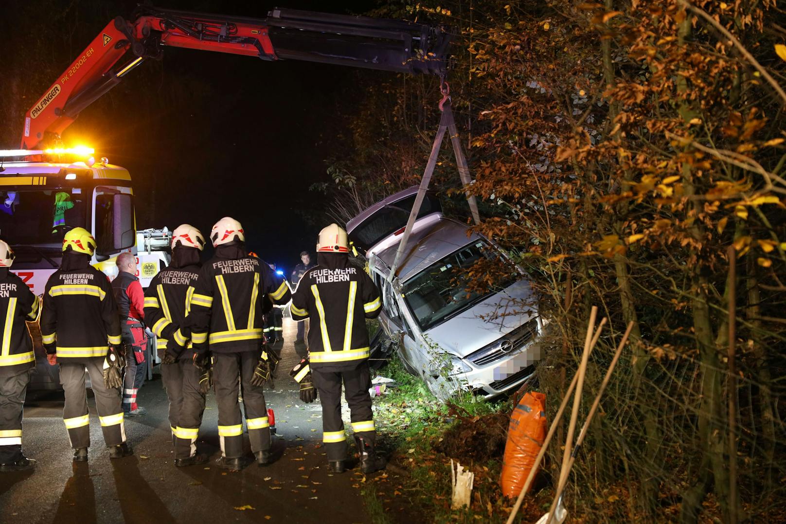 In Sierning (Bezirk Steyr-Land) ist am späten Donnerstagabend in einem Waldstück ein Autolenker mit seinem Fahrzeug gegen einen Baum gekracht.