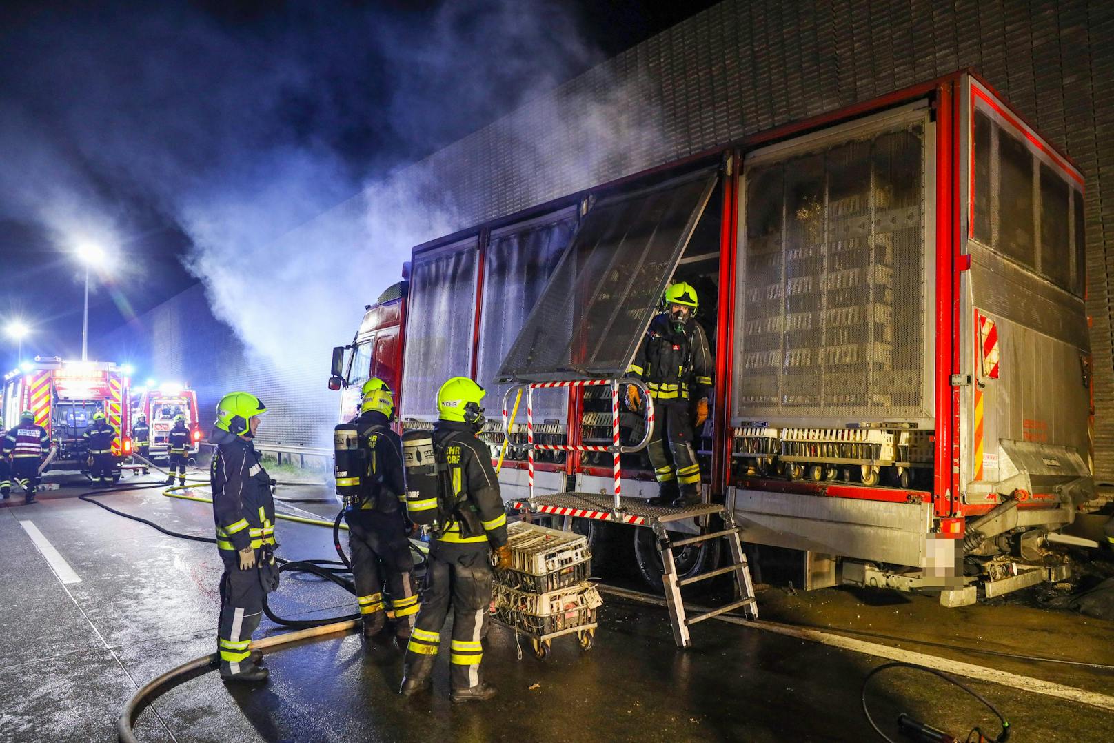 Ein Brand eines Tiertransporters auf der Westautobahn bei Ansfelden (Bezirk Linz-Land) wurde in der Nacht auf Freitag zu einer Herausforderung für die Einsatzkräfte.