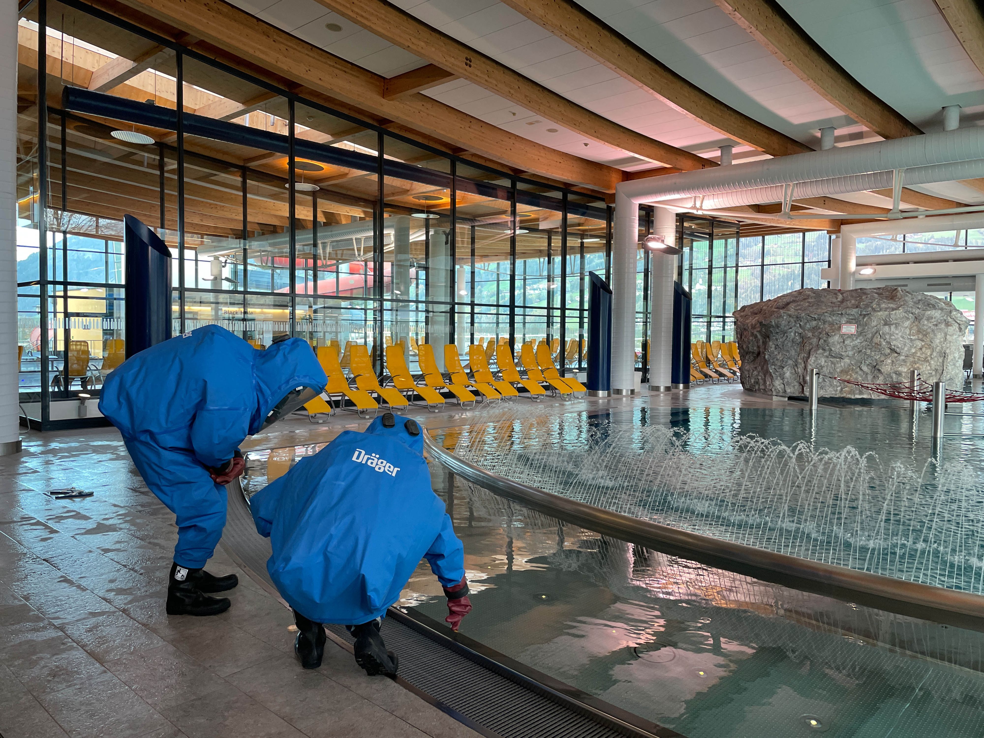 Ein Chlorgas-Austritt in einem Hallenbad im Tiroler Fügen hat mehrere Verletzte gefordert. Die Feuerwehr reagierte mit einem Großeinsatz.