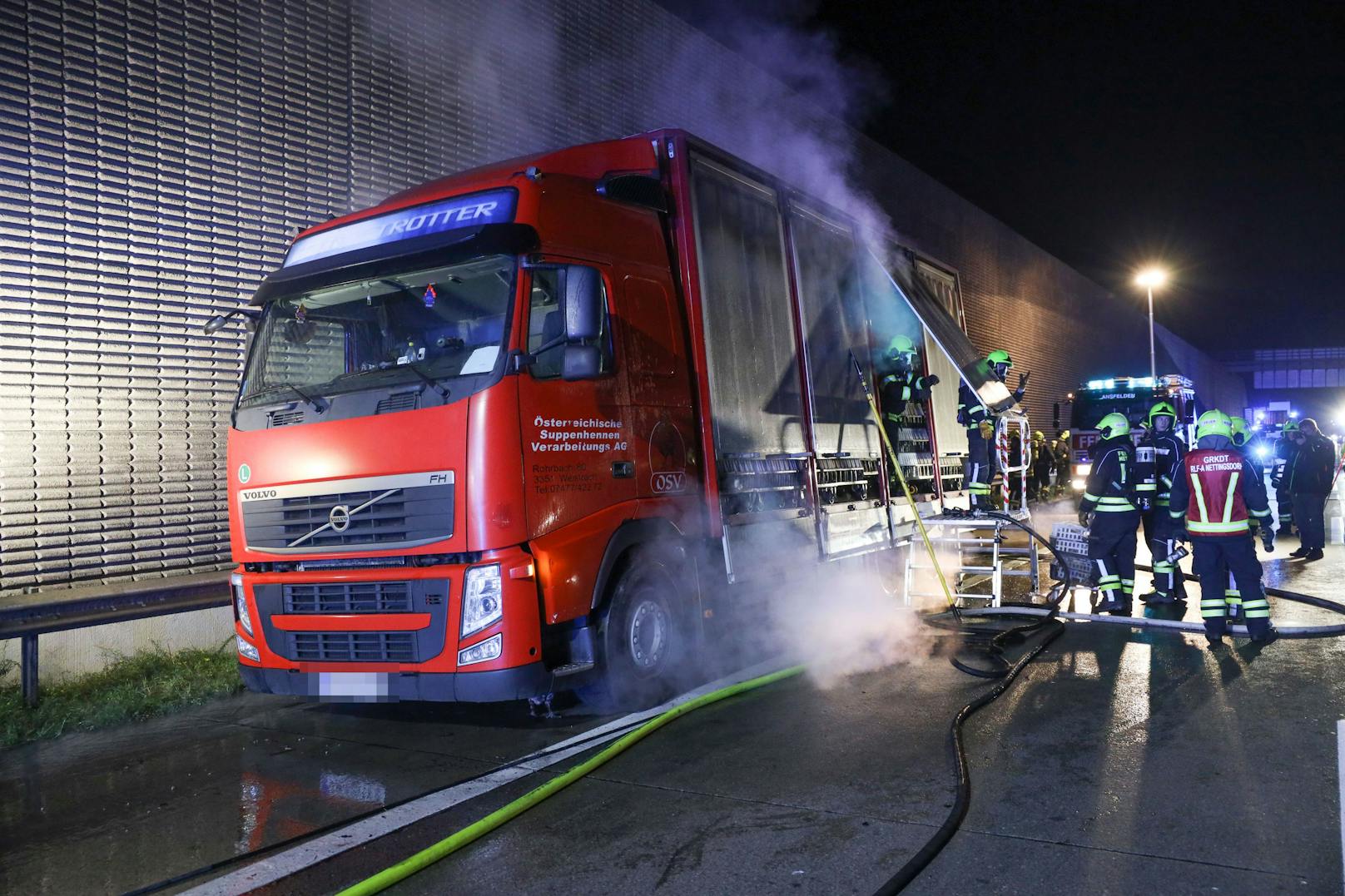 Ein Brand eines Tiertransporters auf der Westautobahn bei Ansfelden (Bezirk Linz-Land) wurde in der Nacht auf Freitag zu einer Herausforderung für die Einsatzkräfte.