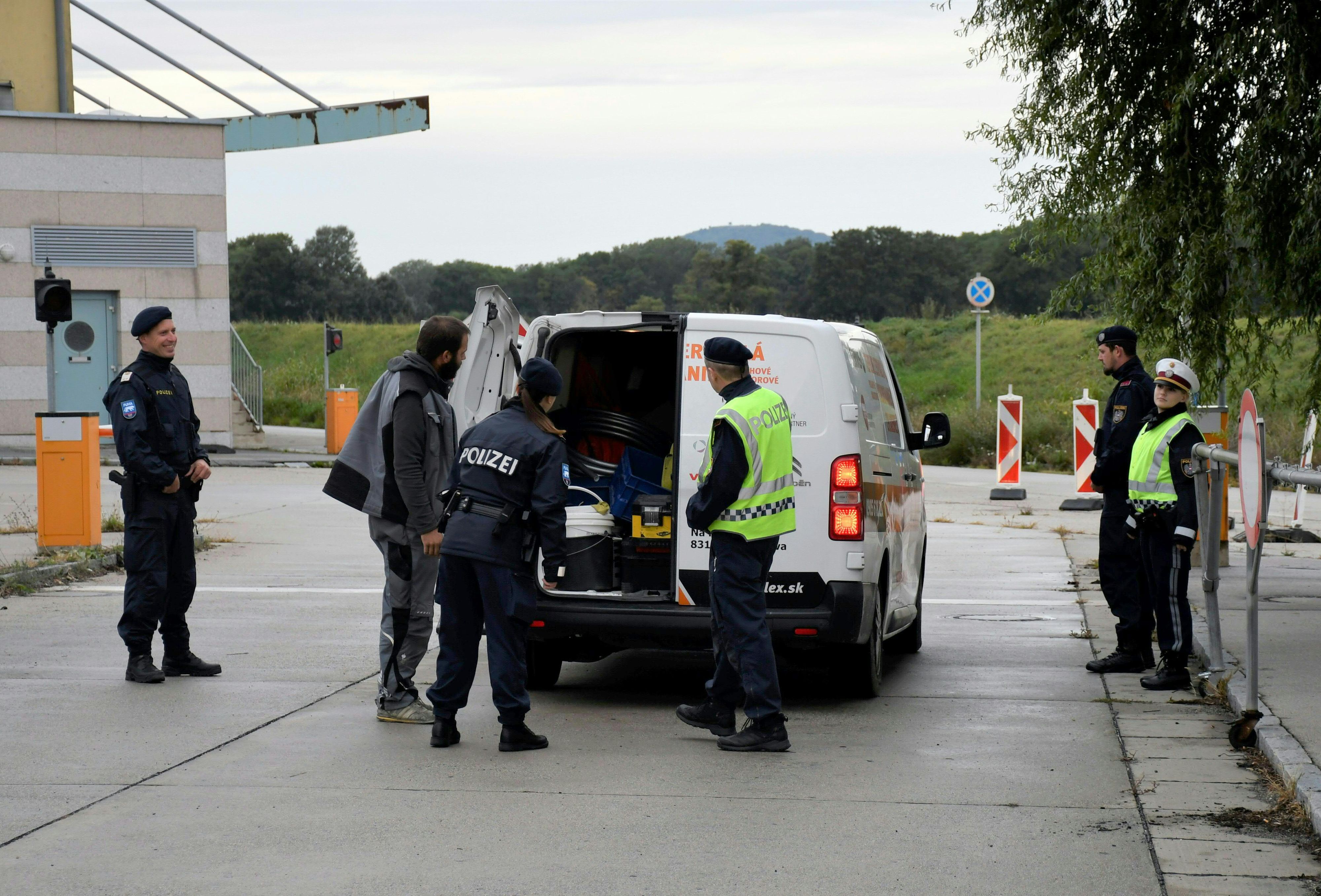 Kontrollen am Grenzübergang in Berg