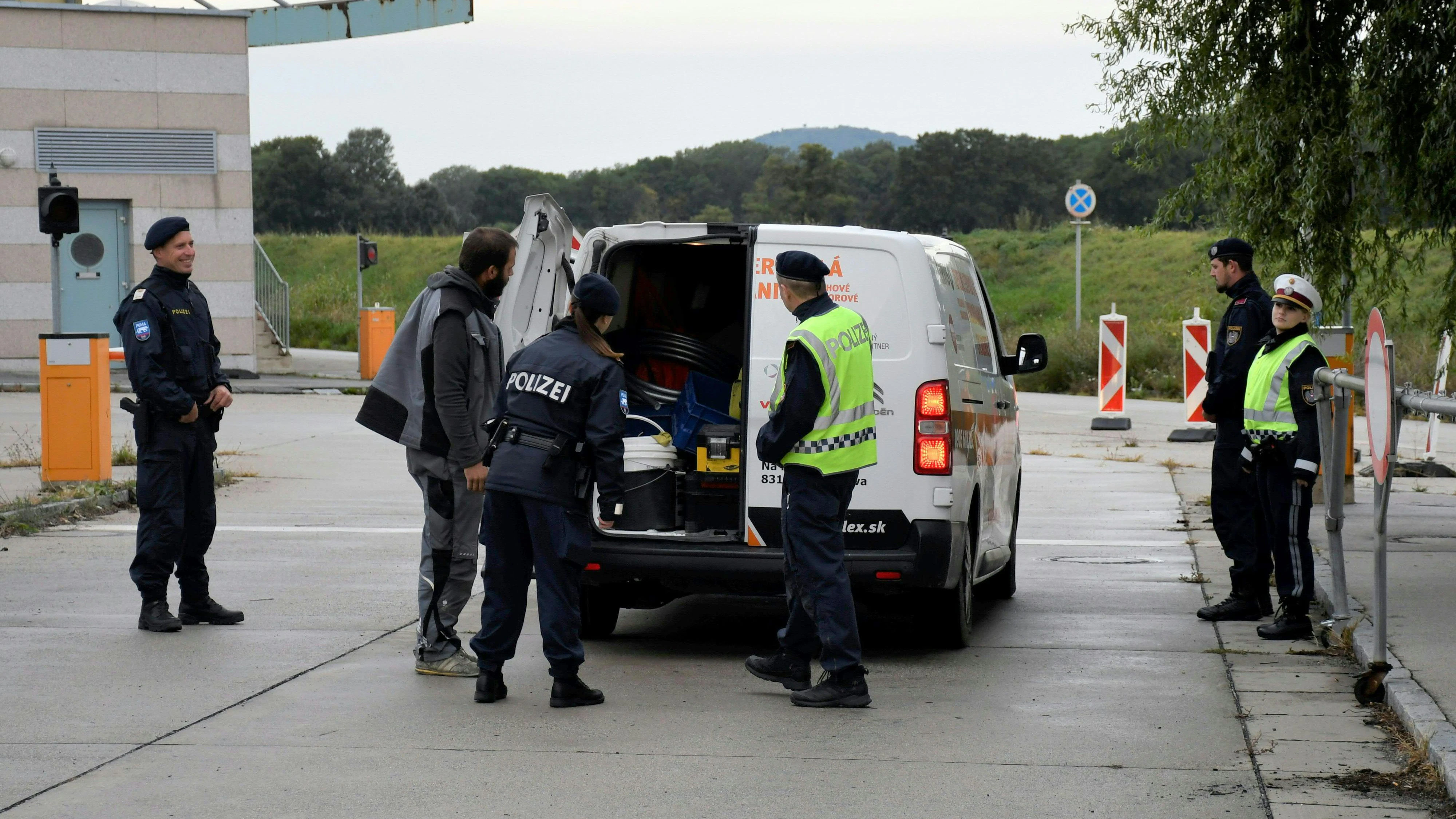 Kontrollen am Grenzübergang in Berg