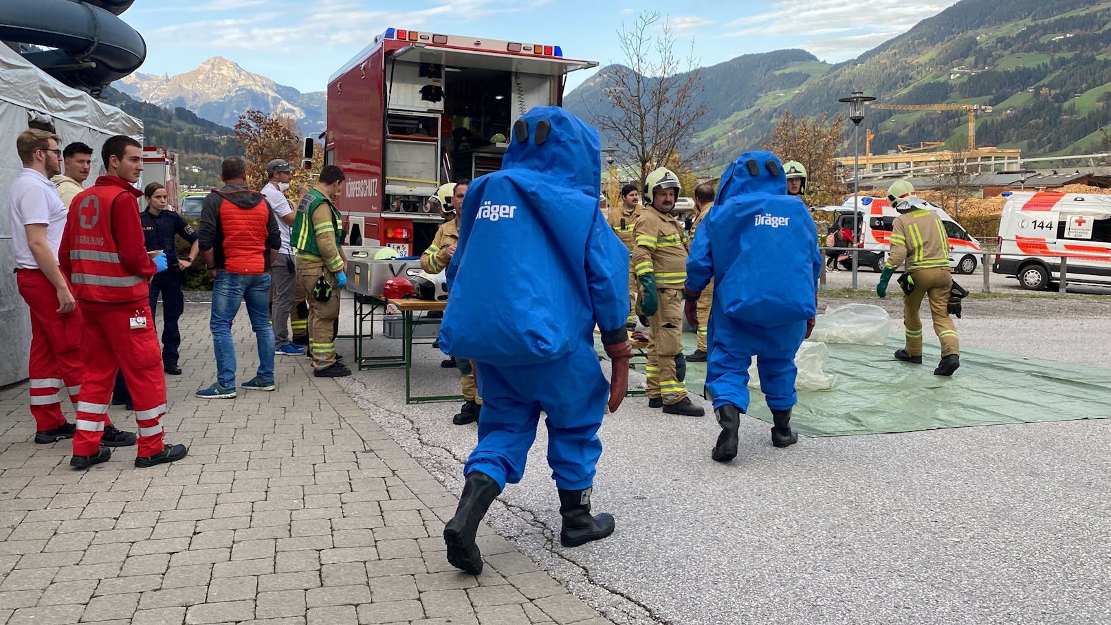 Ein Chlorgas-Austritt in einem Hallenbad im Tiroler Fügen hat mehrere Verletzte gefordert. Die Feuerwehr reagierte mit einem Großeinsatz.