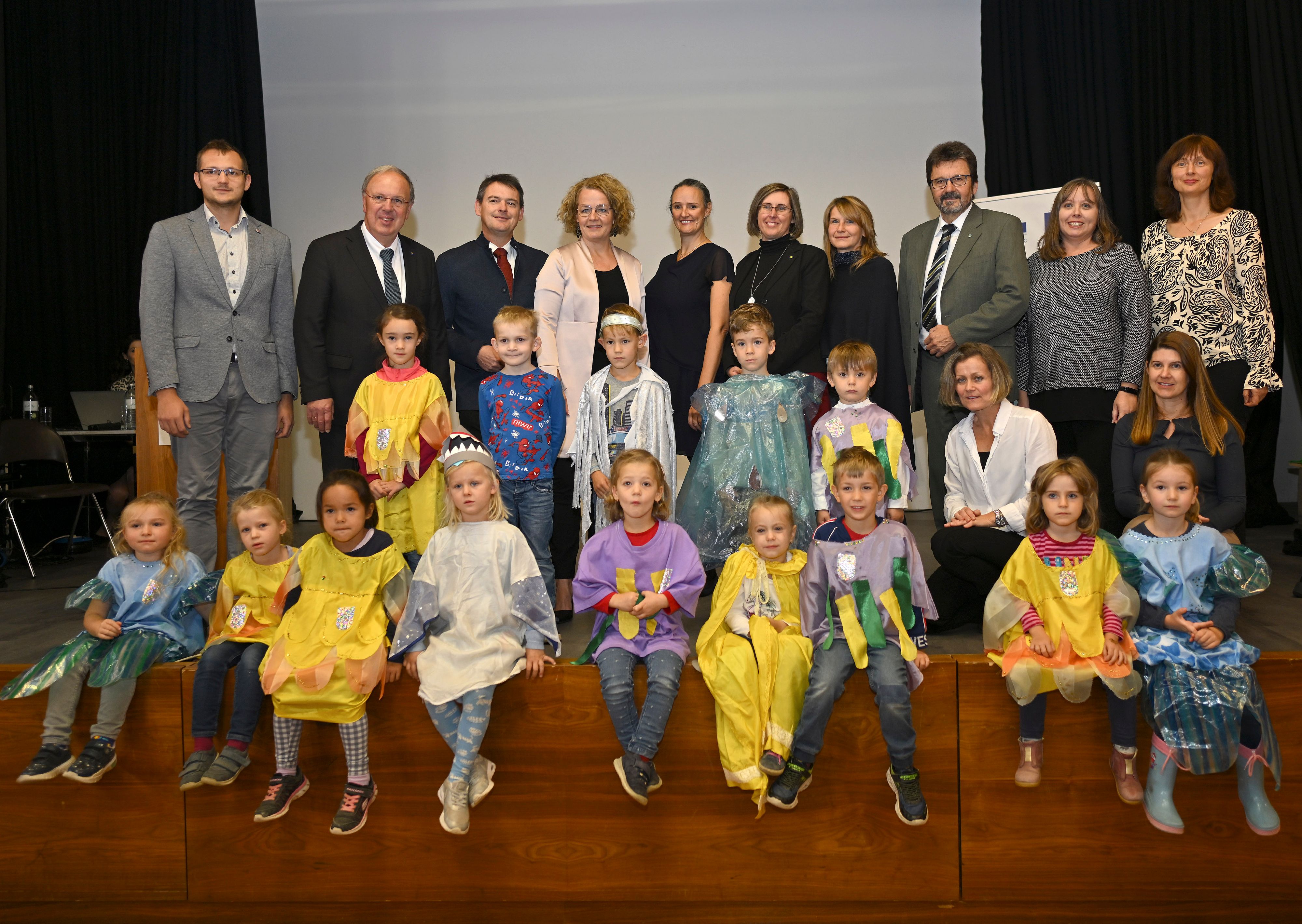 Bildungs-Landesrätin Christiane Teschl-Hofmeister mit Fest- und Ehrengästen und Kindern des NÖ Landeskindergartens Pulkau beim Abschlussfest des grenzüberschreitenden Projekts EduSTEM in Horn.