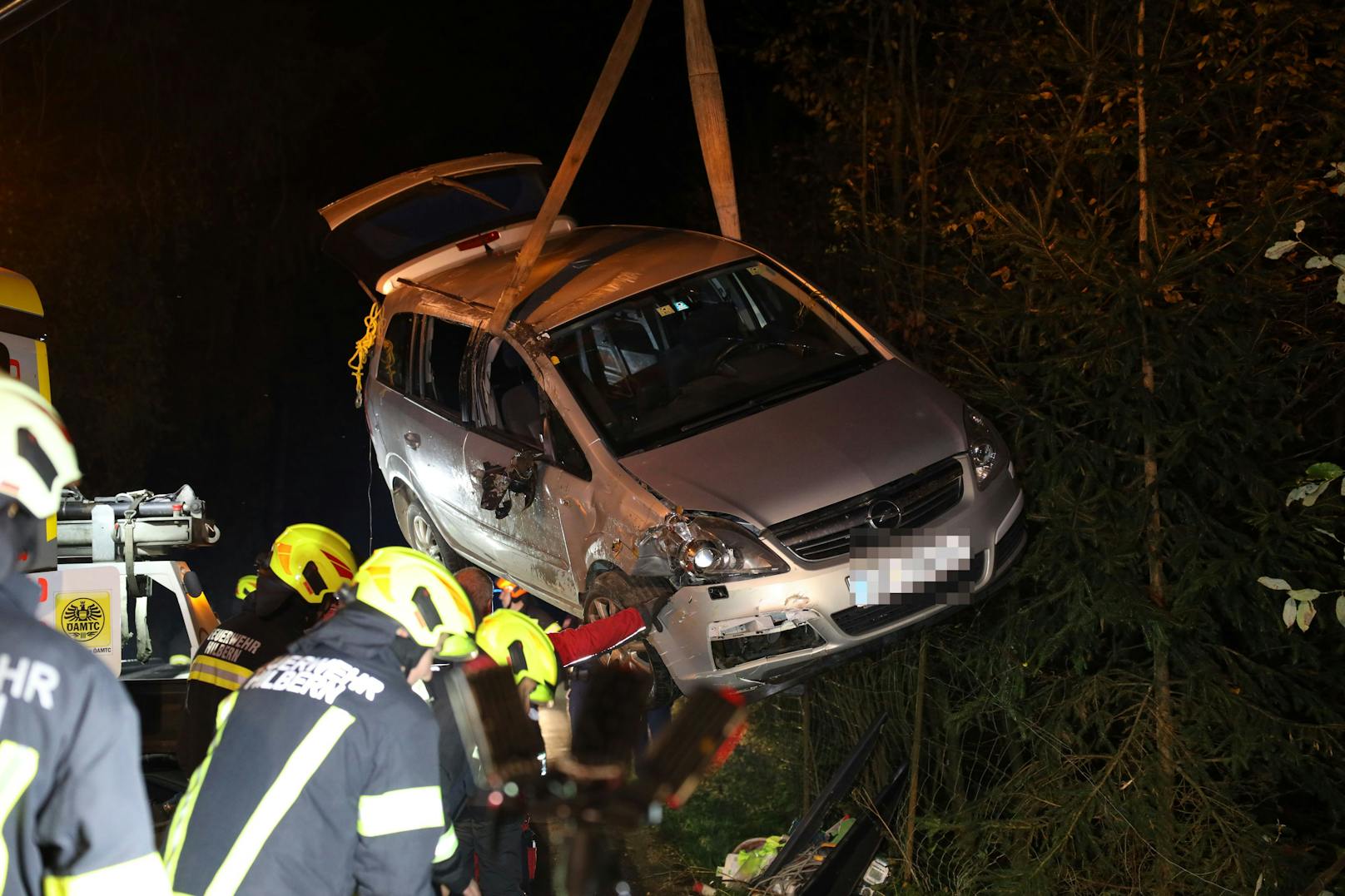 Betrunkener Autofahrer donnert mit Opel gegen Baum