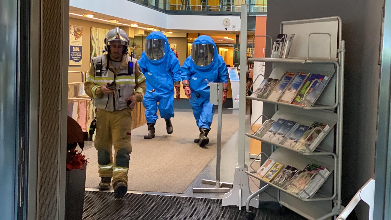 Ein Chlorgas-Austritt in einem Hallenbad im Tiroler Fügen hat mehrere Verletzte gefordert. Die Feuerwehr reagierte mit einem Großeinsatz.