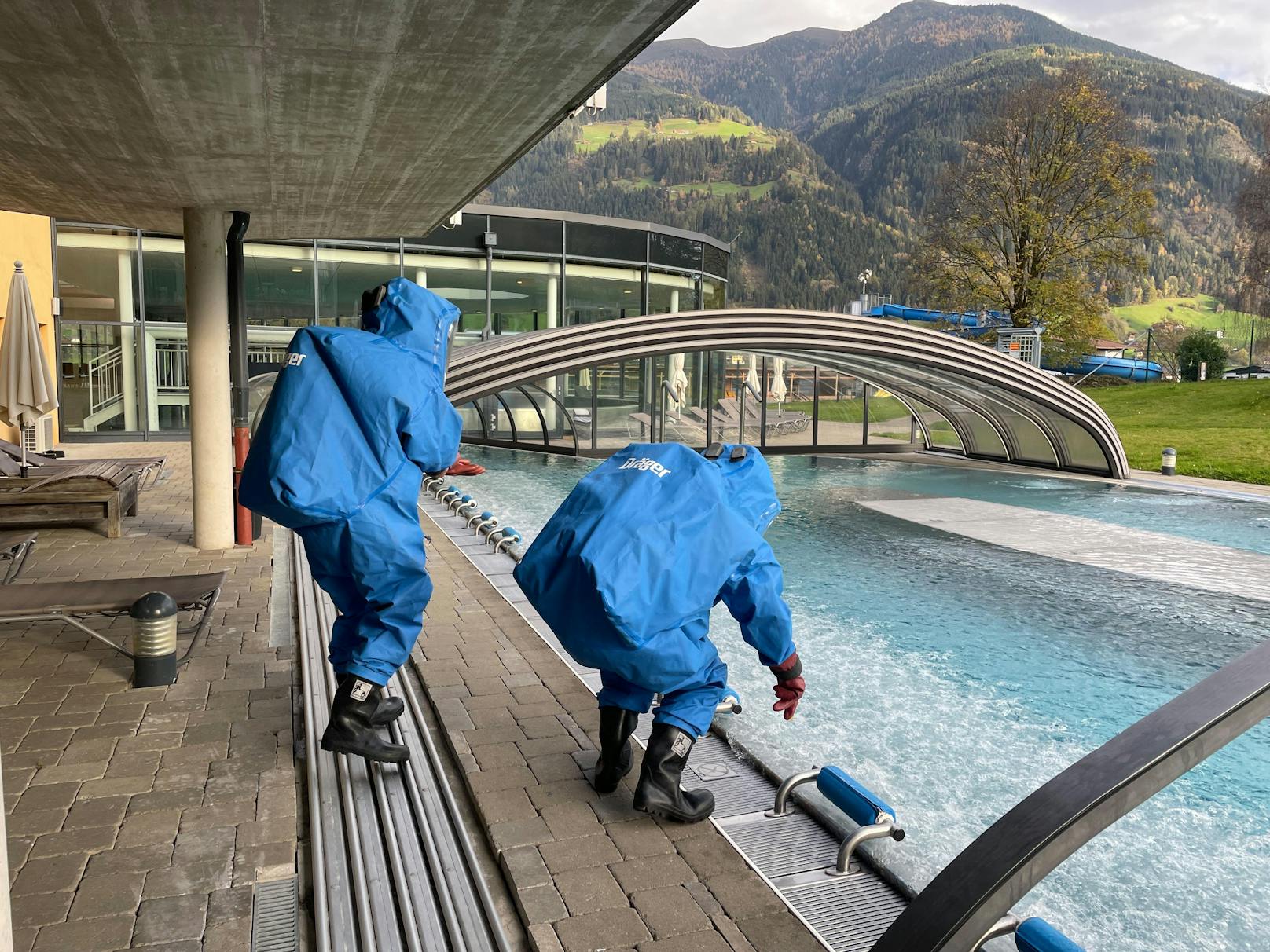 Ein Chlorgas-Austritt in einem Hallenbad im Tiroler Fügen hat mehrere Verletzte gefordert. Die Feuerwehr reagierte mit einem Großeinsatz.