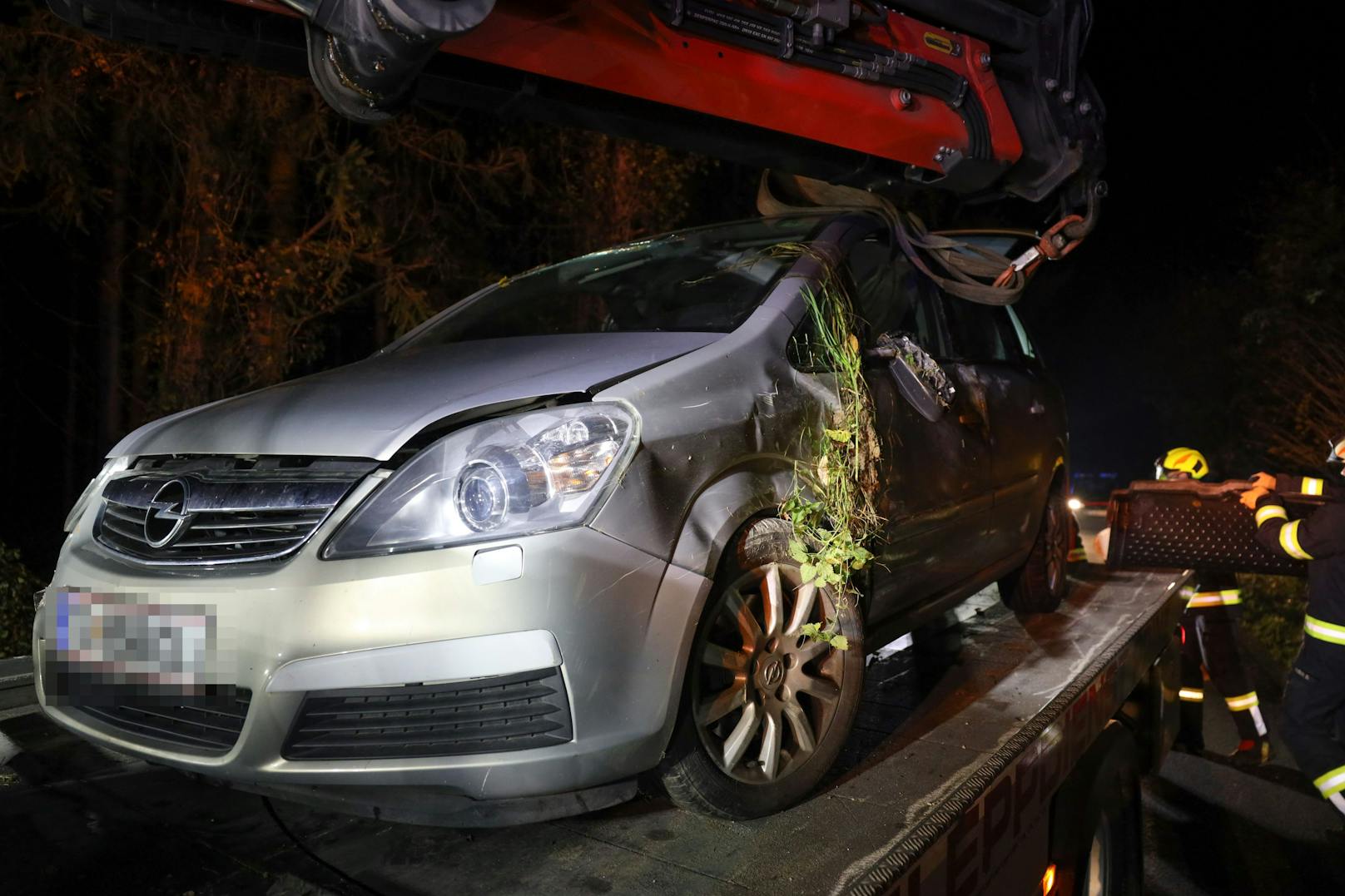 In Sierning (Bezirk Steyr-Land) ist am späten Donnerstagabend in einem Waldstück ein Autolenker mit seinem Fahrzeug gegen einen Baum gekracht.