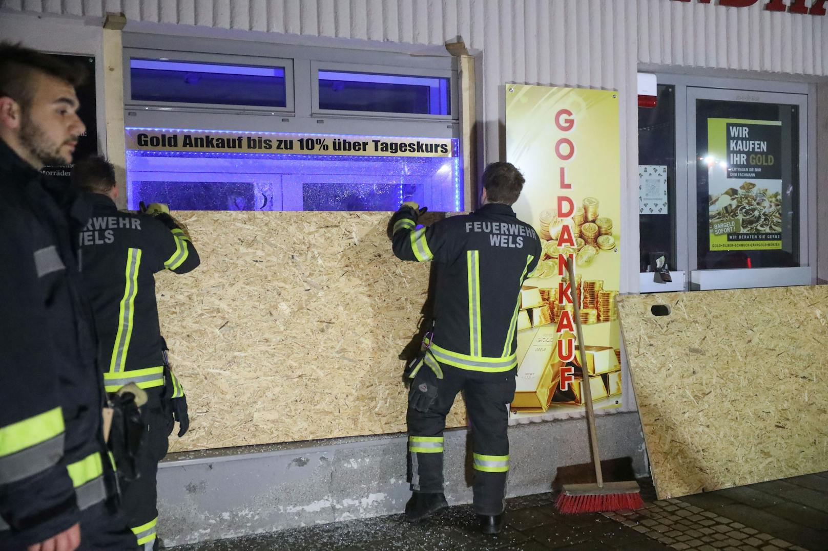 Den vermeintlichen Coup seines Lebens hat ein Einbrecher mit einer Axt in der Nacht auf Freitag in Wels-Innenstadt vollzogen. Die Beute - mehrere Fake-Goldbarren - dürften ihm allerdings keine große Freude bereiten.